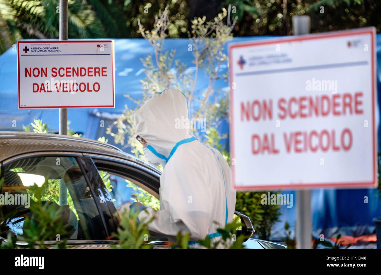 Mauro Scrobogna /LaPresse 19 agosto 2020&#xa0; Roma, Italia News Coronavirus focolaio: Emergenza sanitaria - test drive in nella foto: Continua il lavoro delle squadre sanitarie delle ASL di Roma che ritorna in Italia dalle aree a rischio. Test con tampone al drive in dell'ex ospedale Forlanini Foto Stock