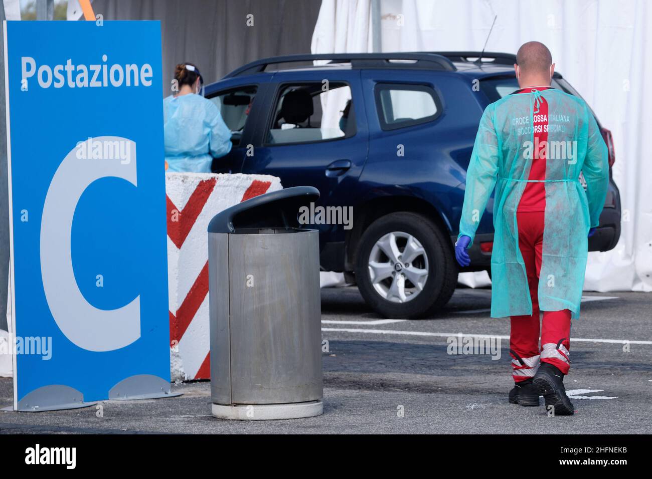 Mauro Scrobogna /LaPresse 02 settembre 2020&#xa0; Roma, Italia News Covid Test Drive-in inaugurazione allestita nel Parcheggio a lungo termine dell'aeroporto Leonardo da Vinci nella foto: Procedure sanitarie alla covid drive in test allestita presso il Parcheggio a lungo termine dell'aeroporto Leonardo da Vinci Foto Stock