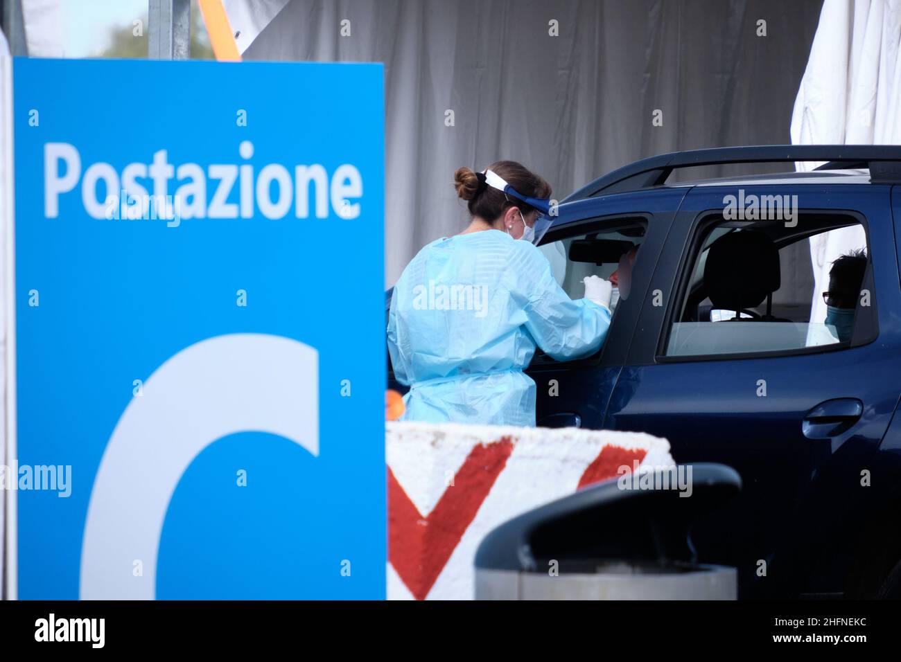 Mauro Scrobogna /LaPresse 02 settembre 2020&#xa0; Roma, Italia News Covid Test Drive-in inaugurazione allestita nel Parcheggio a lungo termine dell'aeroporto Leonardo da Vinci nella foto: Procedure sanitarie alla covid drive in test allestita presso il Parcheggio a lungo termine dell'aeroporto Leonardo da Vinci Foto Stock