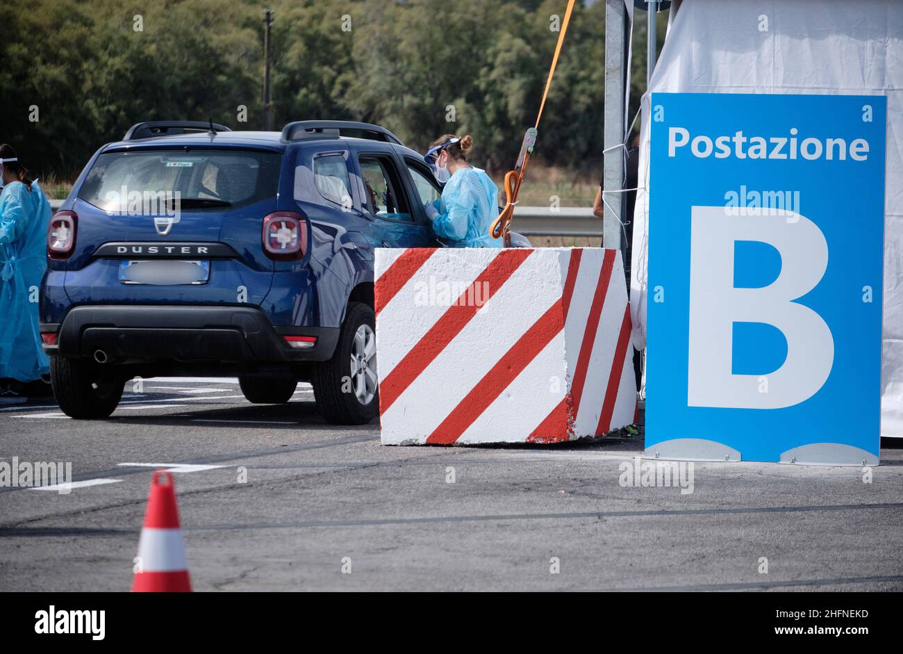 Mauro Scrobogna /LaPresse 02 settembre 2020&#xa0; Roma, Italia News Covid Test Drive-in inaugurazione allestita nel Parcheggio a lungo termine dell'aeroporto Leonardo da Vinci nella foto: Procedure sanitarie alla covid drive in test allestita presso il Parcheggio a lungo termine dell'aeroporto Leonardo da Vinci Foto Stock