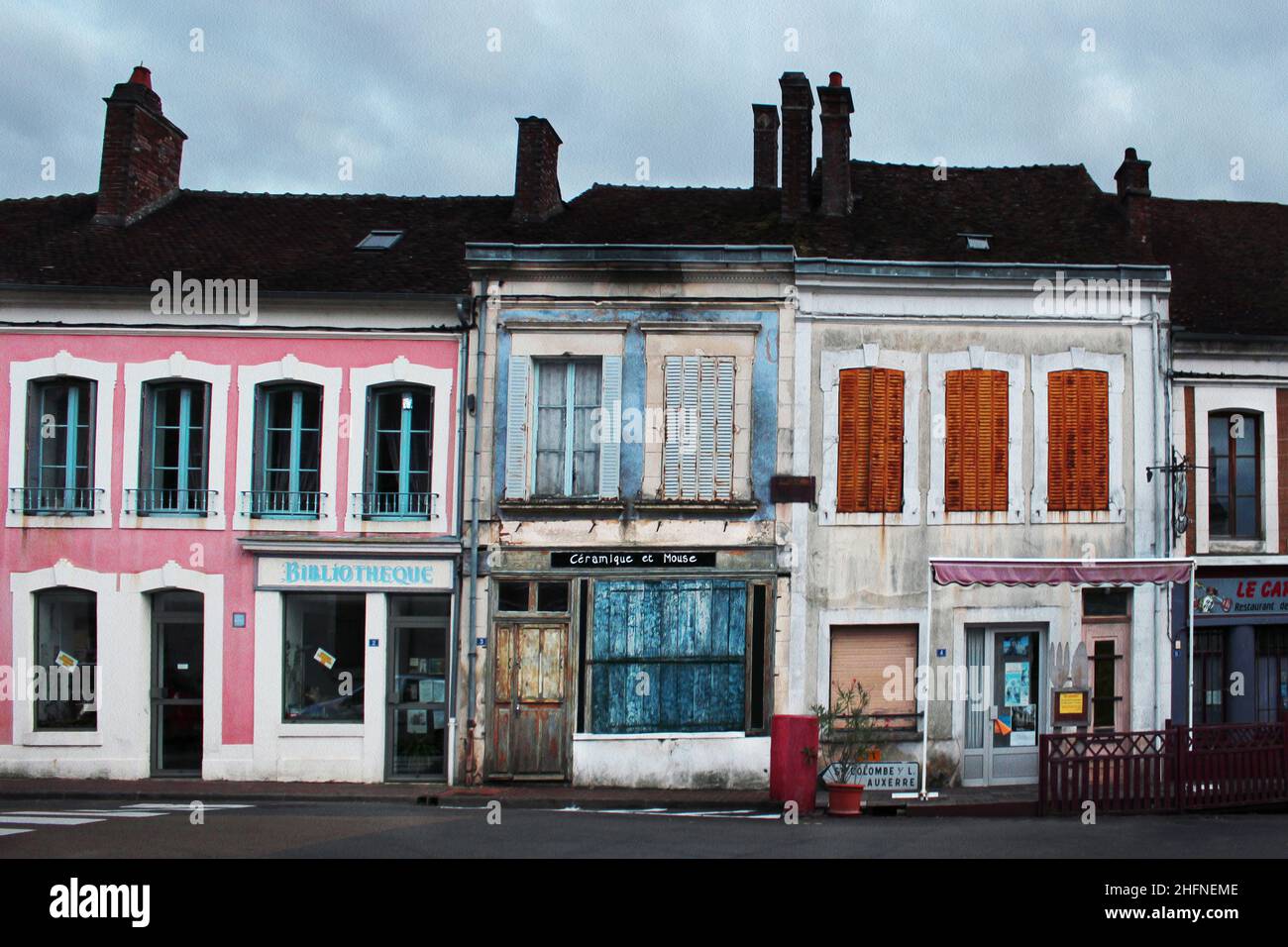 La colorazione di una strada del villaggio in Francia (Saint Amand en Puisaye, Borgogna) Foto Stock