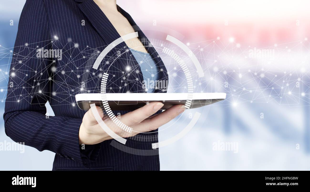 Connessioni di rete innovative e globali, scambi di dati. Tavoletta bianca con ologramma circolare digitale. Supporto tecnico CUSto Foto Stock