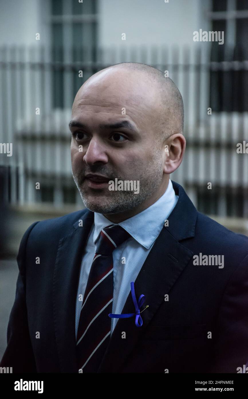 10 Downing Street, Londra, Regno Unito. Gennaio 2022. Il sig. Ahmad Malik partecipa al gruppo della campagna insieme Dichiarazione di mano in una petizione del 200k a Downing Street che chiede la fine dei mandati per i passaporti dei vaccini. Foto Stock