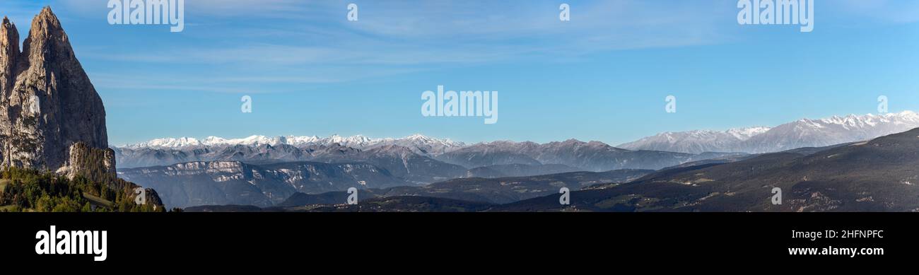 Monte Punta Euringer e panorama delle catene montuose dolomitiche che circondano l'altopiano dell'Alpe di Siusi Foto Stock