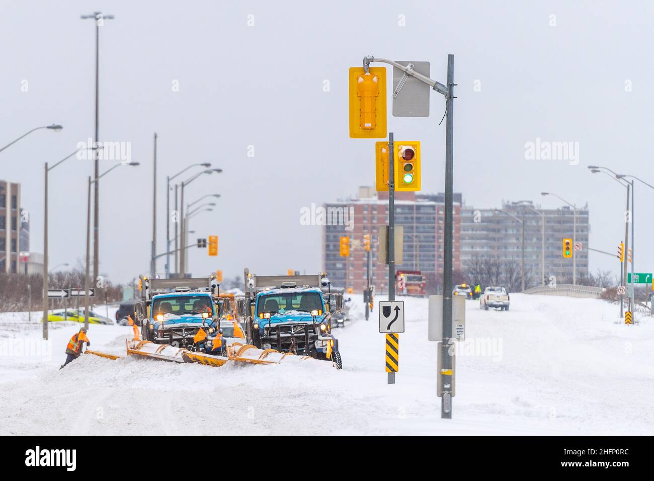 Un equipaggio di camion spazzaneve che ha problemi tecnici all'intersezione di Victoria Park Avenue e Farm Greenway durante una tempesta invernale di neve a Toro Foto Stock