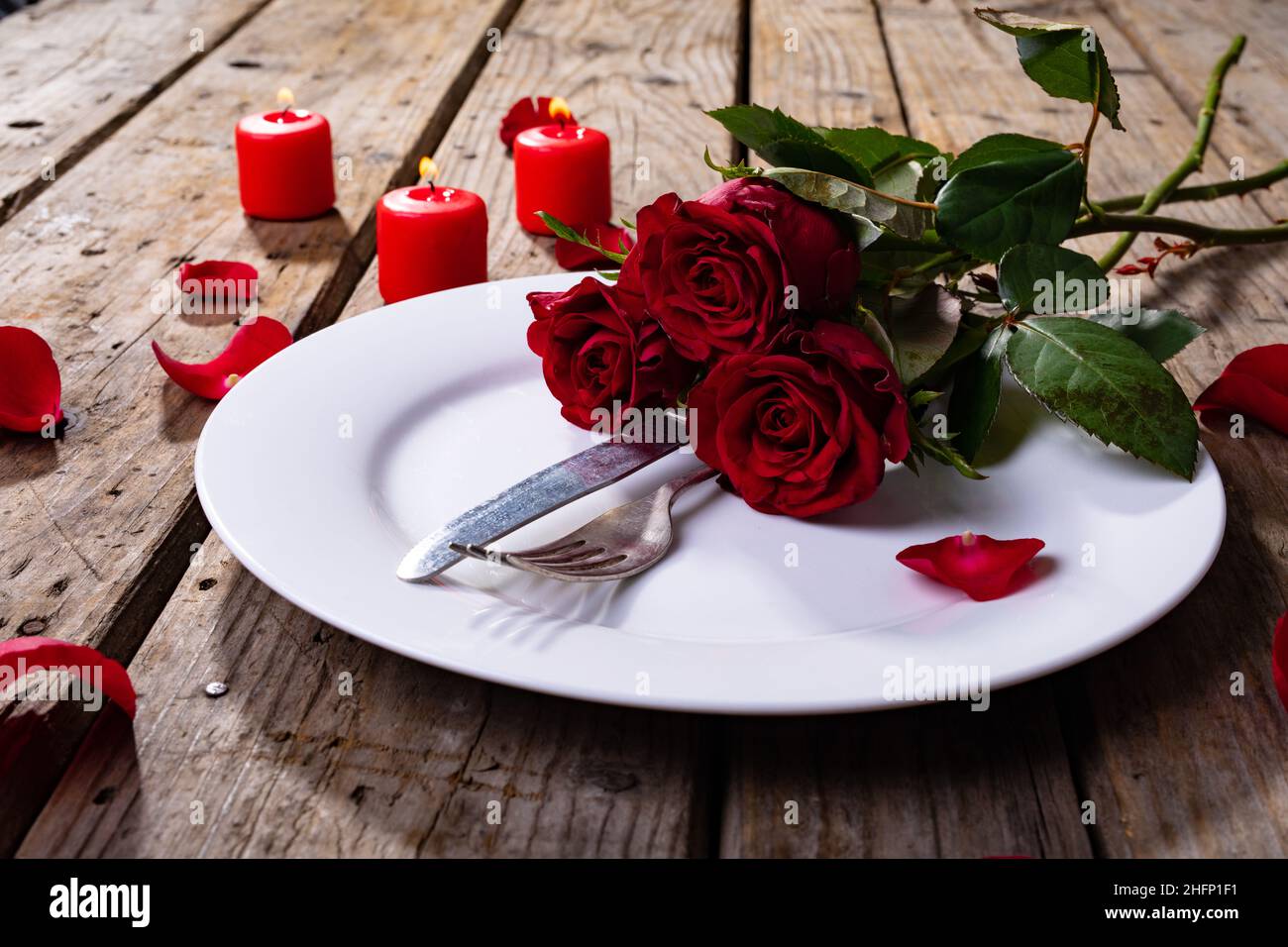 Romantic candles red rose immagini e fotografie stock ad alta risoluzione -  Alamy