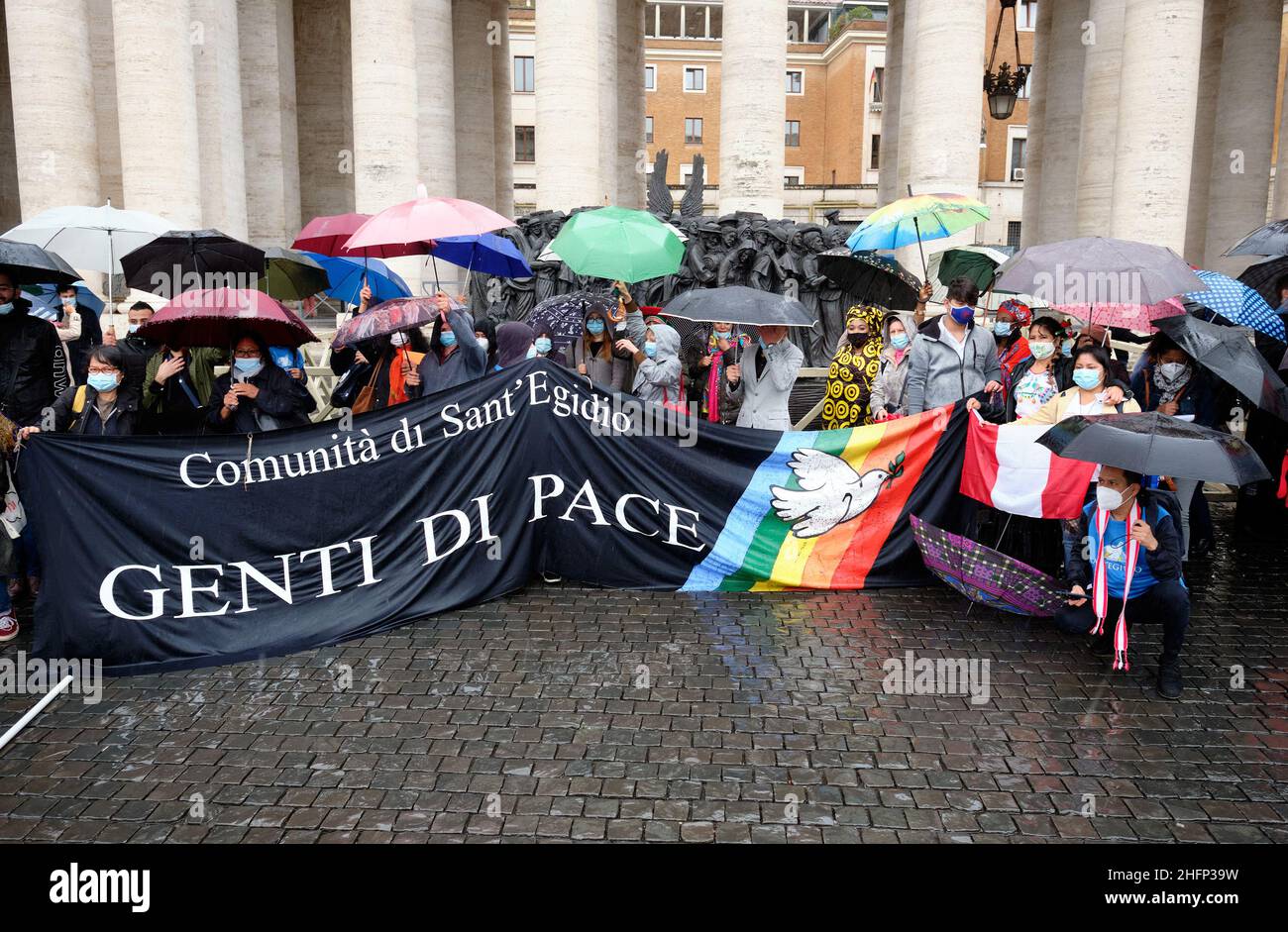 Mauro Scrobogna /LaPresse 27 settembre 2020&#xa0; Roma, Italia News Città del Vaticano, Piazza San Pietro -106th Giornata Mondiale del Migrante e del Rifugiato 2020 nella foto: Comunità di Sant&#x2019;Egidio partecipa alla Giornata Mondiale del Migrante e dei rifugiati 106th con "Peace People" composta da migranti che frequentano le Scuole di Lingua e Cultura Italiana della Comunità e da alcuni rifugiati che sono venuti attraverso i corridoi umanitari. Foto Stock