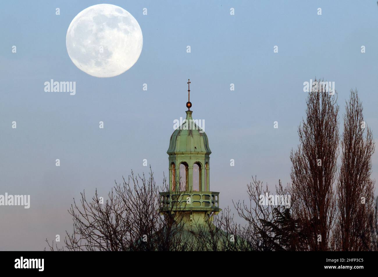 Loughborough, Leicestershire, Regno Unito. 17th gennaio 2022. La luna di lupo sorge sopra il Carillon, costruito come monumento commemorativo di guerra nel 1923. Credit Darren Staples/Alamy Live News. Foto Stock