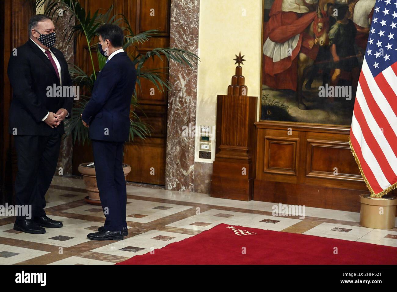 Riccardo Antimiani/LaPresse/POOL AnsaSettembre 30, 2020&#xa0; Roma, ItalyPoliticsPremier italiano Giuseppe Conte (R) e Segretario di Stato americano Mike Pompeo (L) durante il loro incontro a Palazzo Chigi a Roma, 30 settembre 2020.nella foto Giuseppe Conte e Mike Pompeo Foto Stock