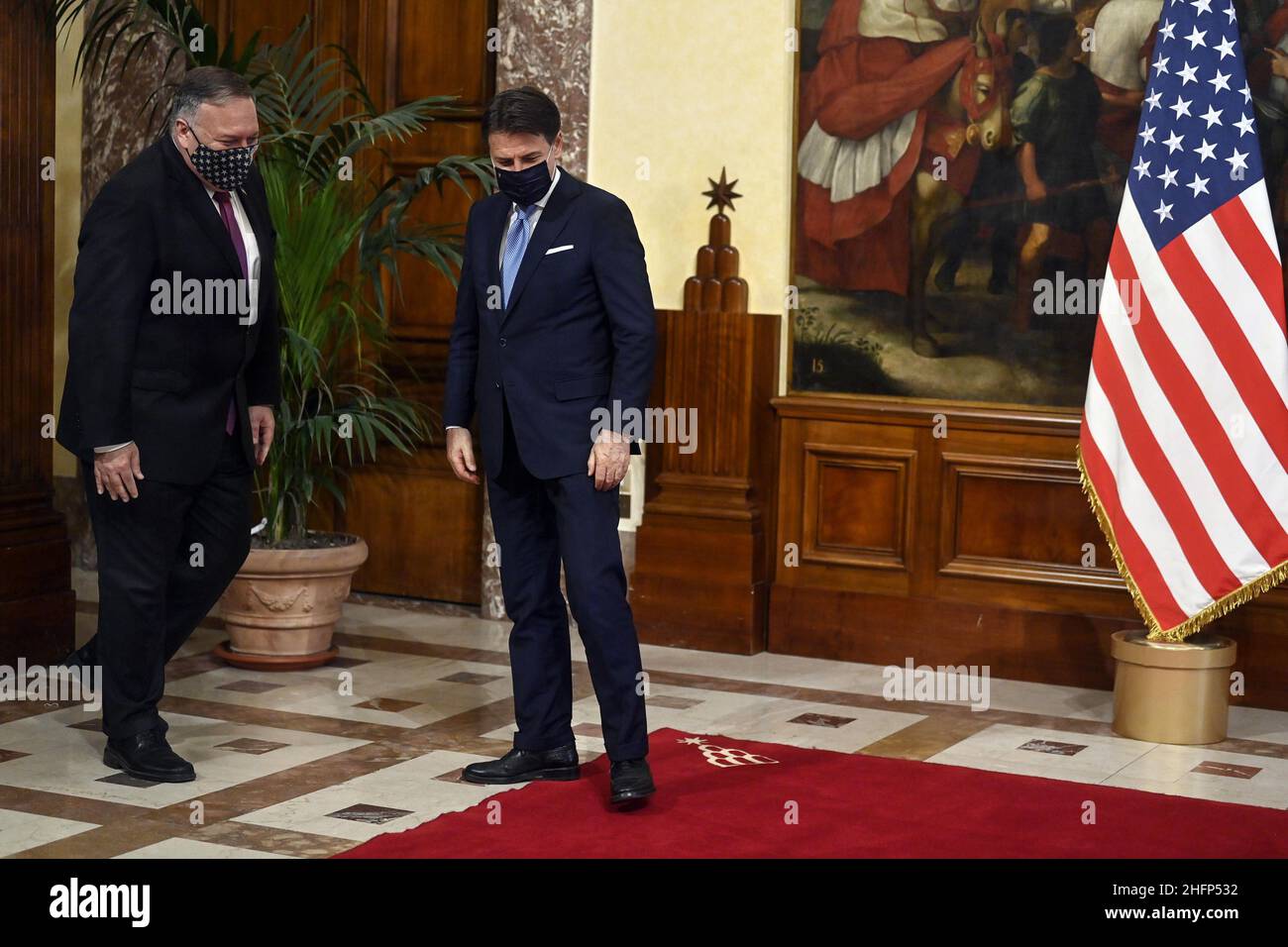 Riccardo Antimiani/LaPresse/POOL AnsaSettembre 30, 2020&#xa0; Roma, ItalyPoliticsPremier italiano Giuseppe Conte (R) e Segretario di Stato americano Mike Pompeo (L) durante il loro incontro a Palazzo Chigi a Roma, 30 settembre 2020.nella foto Giuseppe Conte e Mike Pompeo Foto Stock