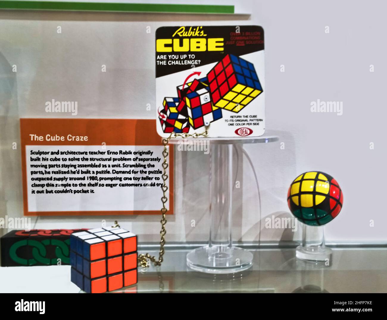 Rochester, New York, Stati Uniti. Dicembre 16, 2021. La mostra Cubo di Rubik, circa 1974, inventata da Erno Rubik, in mostra presso il forte Museo Nazionale di Pla Foto Stock