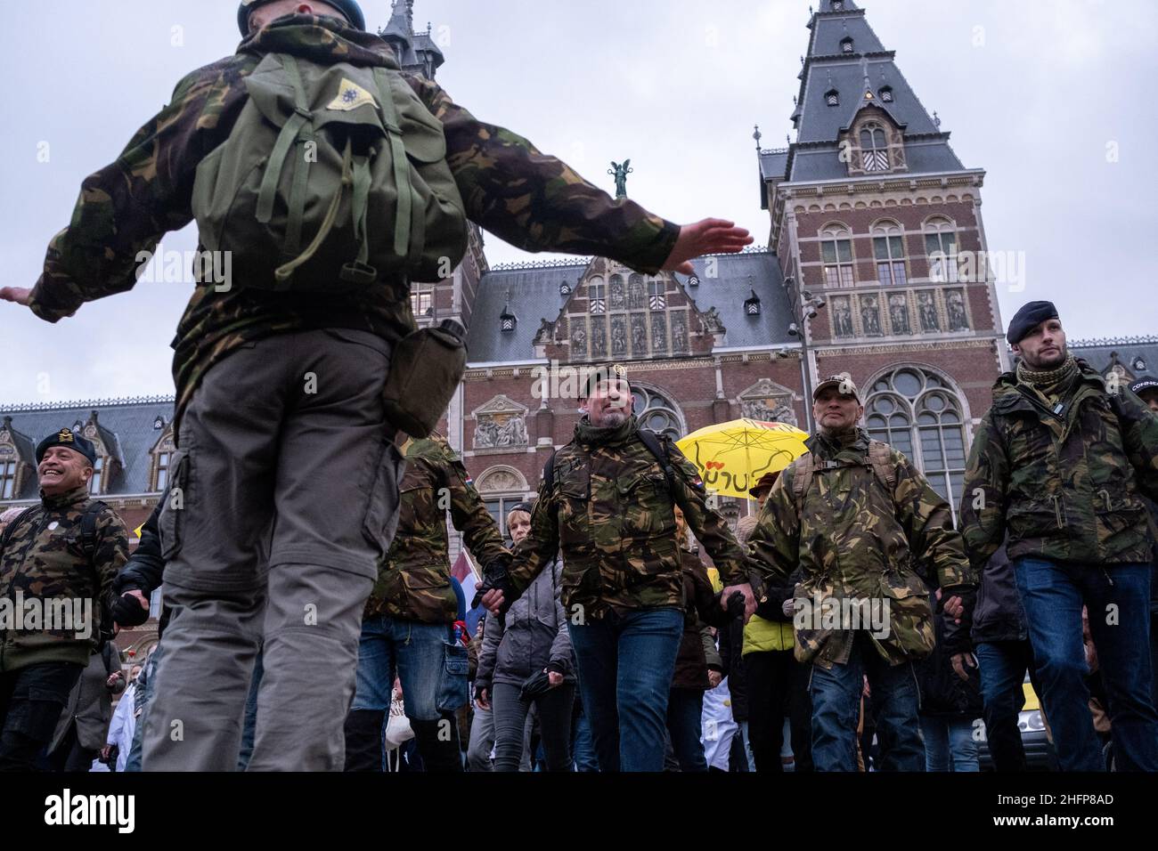 Paesi Bassi, Amsterdam. 16th gennaio 2022. Persone che protestano contro le restrizioni e il blocco del virus covid-19, i passaggi di vaccini e la vaccinazione obbligatoria. Foto Stock