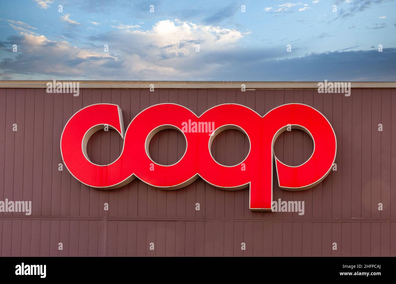 Savigliano, Italia - 14 gennaio 2022: Segno con logo Coop, è una cooperativa italiana di consumatori e supermercati di grande distribuzione di fo Foto Stock