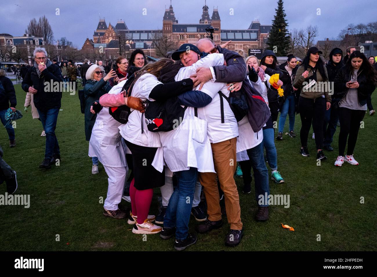 Paesi Bassi, Amsterdam. 16th gennaio 2022. Persone che protestano contro le restrizioni e il blocco del virus covid-19, i passaggi di vaccini e la vaccinazione obbligatoria. Foto Stock