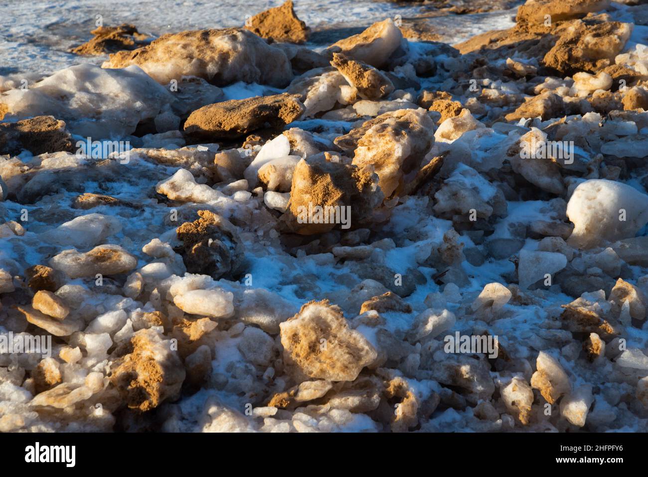 Mar Baltico in inverno con spaccature di ghiaccio. Grandi pezzi di ghiaccio galleggiante condotti in mare. Pack Ice accumula gli iceberg. Foto Stock