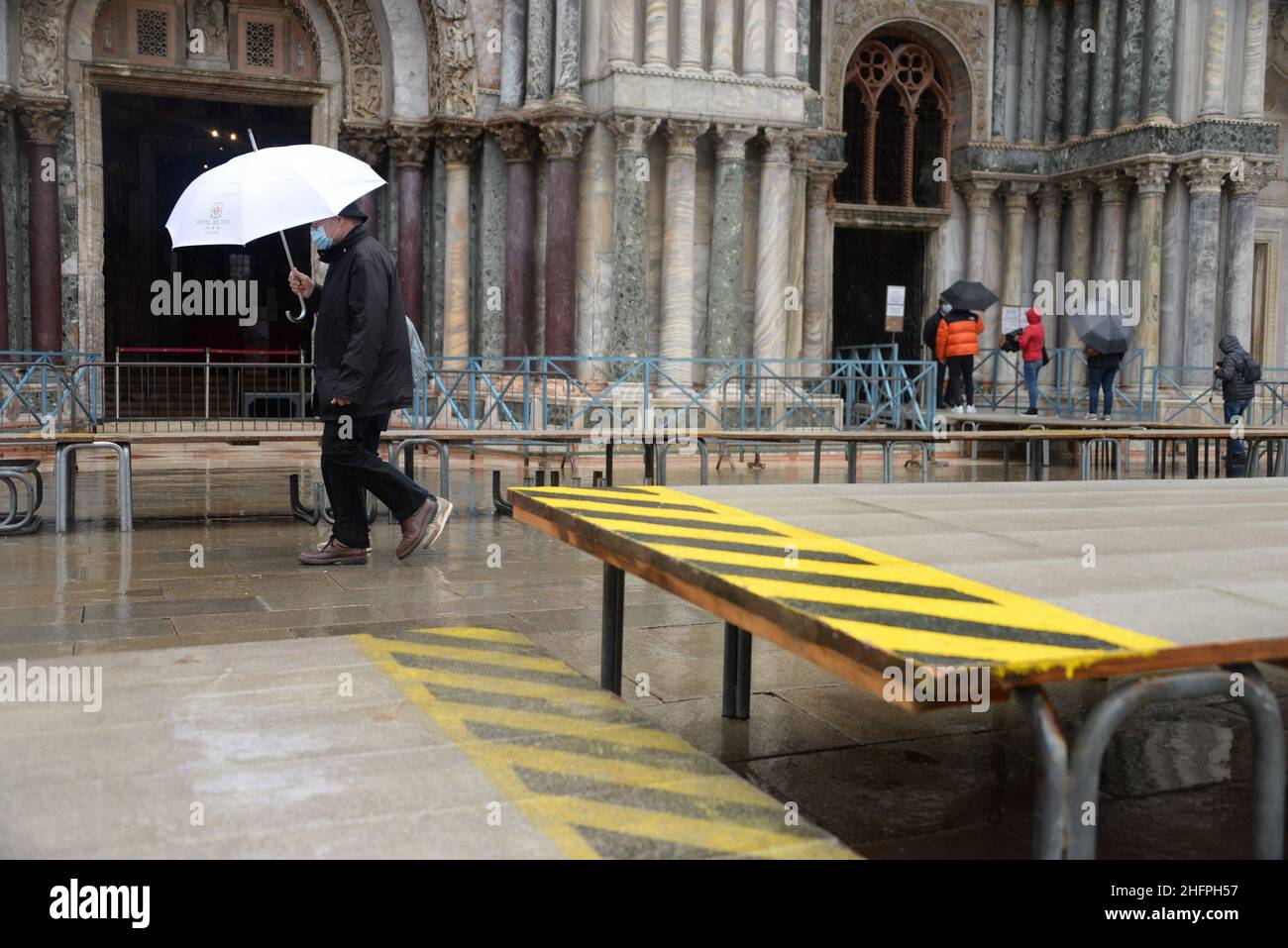 Foto LaPresse/Anteo Marinoni15/10/2020 Venezia (Italia)CronacaMaltempo Venezia, il Mose ferma l'acqua alta per la seconda il Mose, sistema di barrier contro protettive l&#x2019;acqua alta, &#xe8; entrato in funzione per la seconda volta.nella foto: immagini di piazza San Marco senza l&#x2019;acqua altaPhoto LaPresse/Anteo Marinoni15/10/2020 Venezia (Italia)NewsBad Weather Venezia, la Mose ferma l'acqua alta per la seconda volta la Mose, un sistema di barriere protettive contro l'acqua alta, è entrata in funzione per la seconda volta.nella foto: Immagini di Piazza San Marco senza altezza w Foto Stock