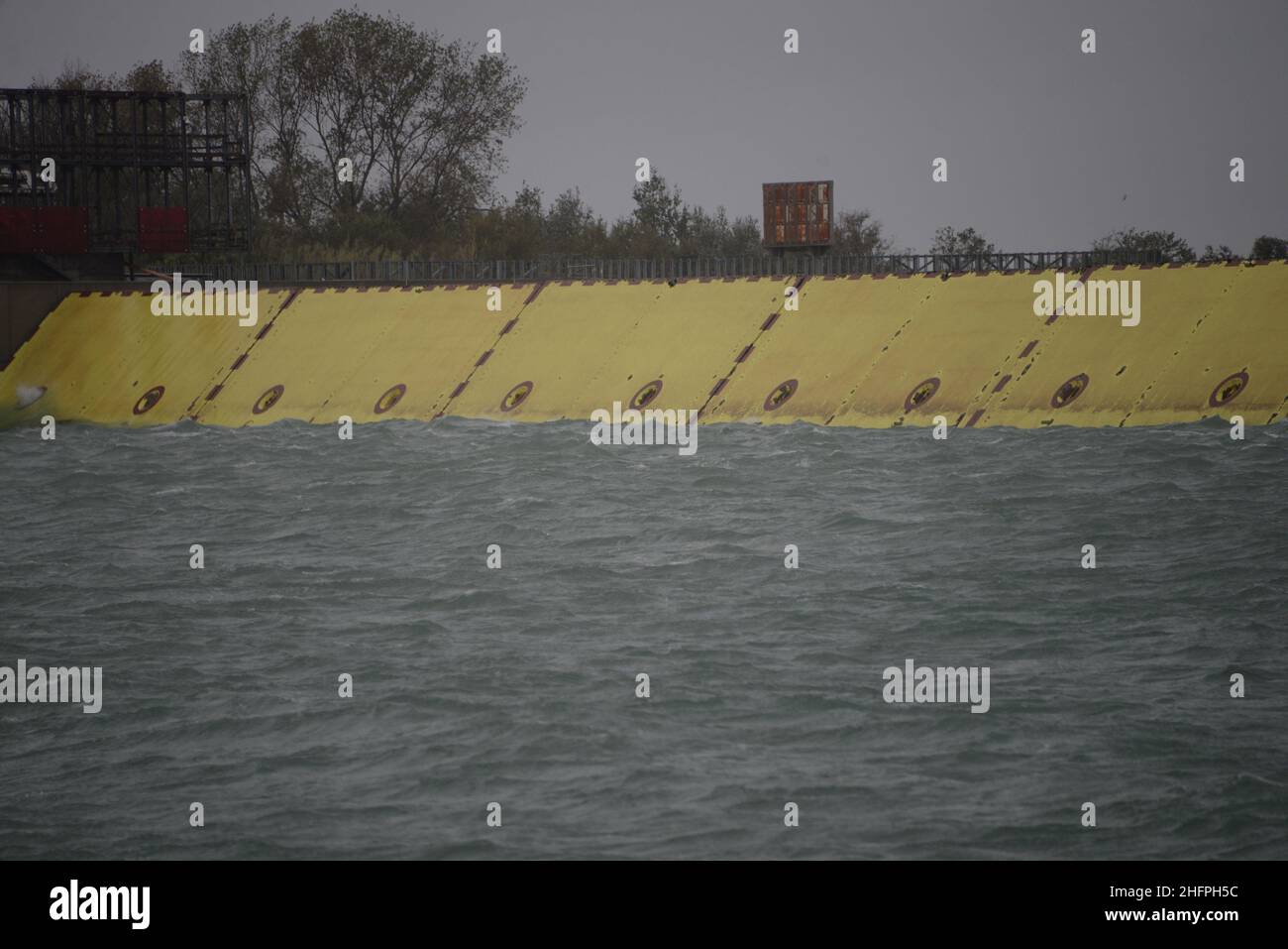 Foto LaPresse/Anteo Marinoni15/10/2020 Venezia (Italia)CronacaMaltempo Venezia, il Mose ferma l'acqua alta per la seconda il Mose, sistema di barrier contro protettive l&#x2019;acqua alta, &#xe8; entrato in funzione per la seconda volta.nella foto: immagini della barriera Mose in funzioneFoto LaPresse/Anteo Marinoni15/10/2020 Venezia (Italia)NewsBad Weather Venezia, la Mose ferma l'acqua alta per la seconda volta la Mose, un sistema di barriere protettive contro l'acqua alta, è entrata in funzione per la seconda volta.nella foto: Immagini della barriera di Mose in funzione Foto Stock