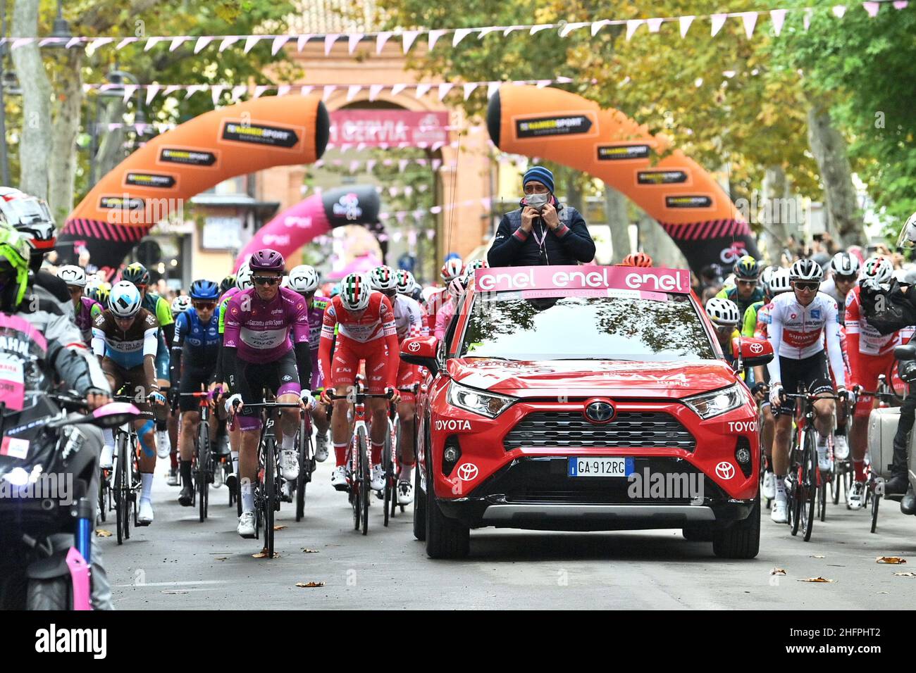 Massimo Paolone/LaPresse 16 ottobre 2020 Italia Sport Cycling giro d'Italia 2020 - edizione 103th - Stage 13 - da Cervia a Monselice nella foto: Il via da Cervia Foto Stock