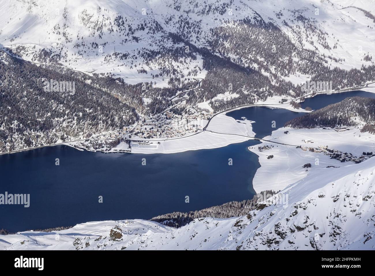Splendida vista sul lago di Silvaplana nella valle dell'Engadina dal Piz Corvatsch nelle alpi del Grigioni in Svizzera Foto Stock