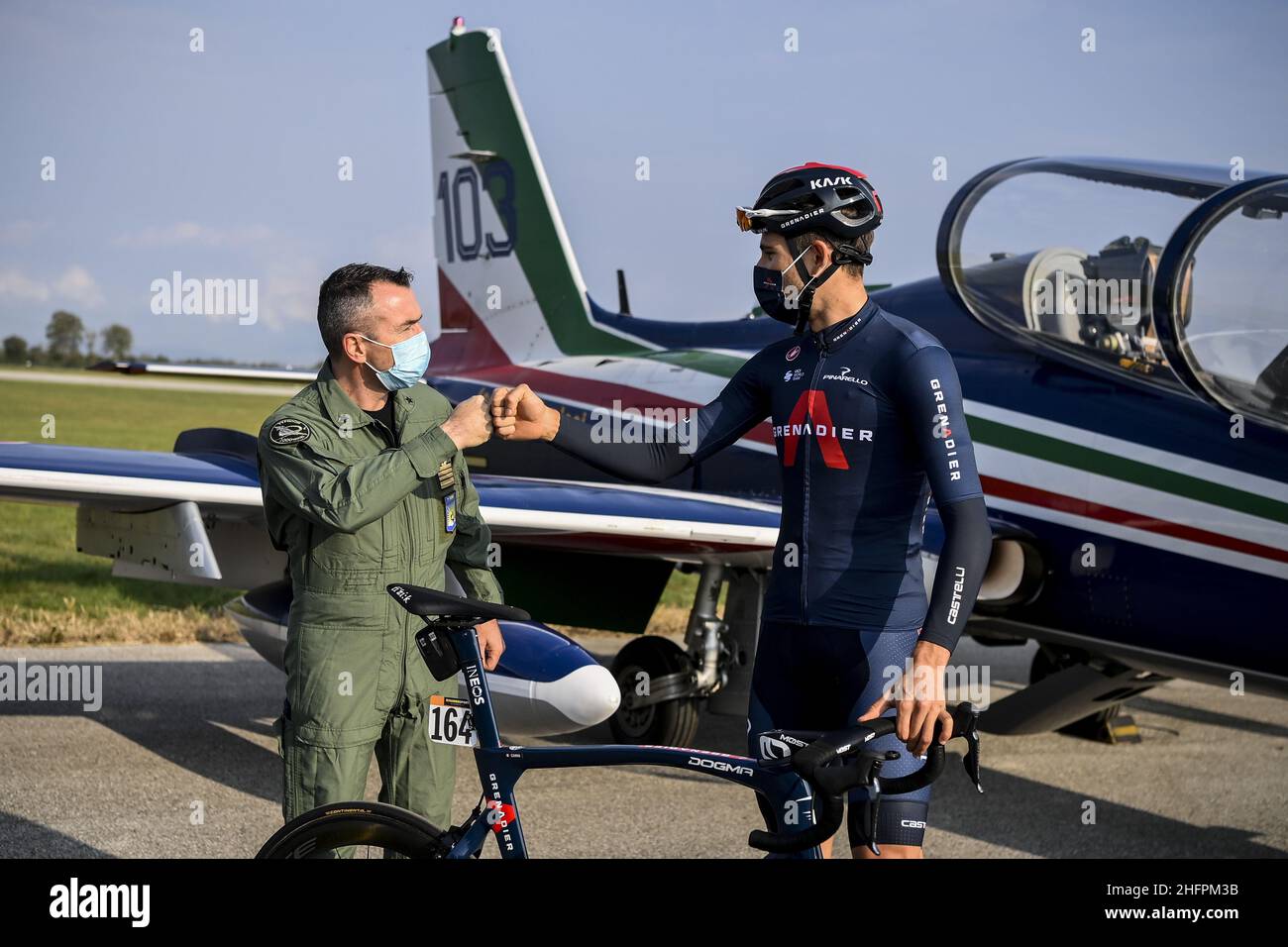 Marco Alpozzi/LaPresse 18 ottobre 2020 Italia Sport Cycling giro d'Italia 2020 - edizione 103th - Stage 15 - da Air base Rivolto a Piancavallo nella foto: Marco Bertoli, Comandante secondo Stormo, GANNA Filippo( ITA )TEAM INEOS GRENADIERS Foto Stock