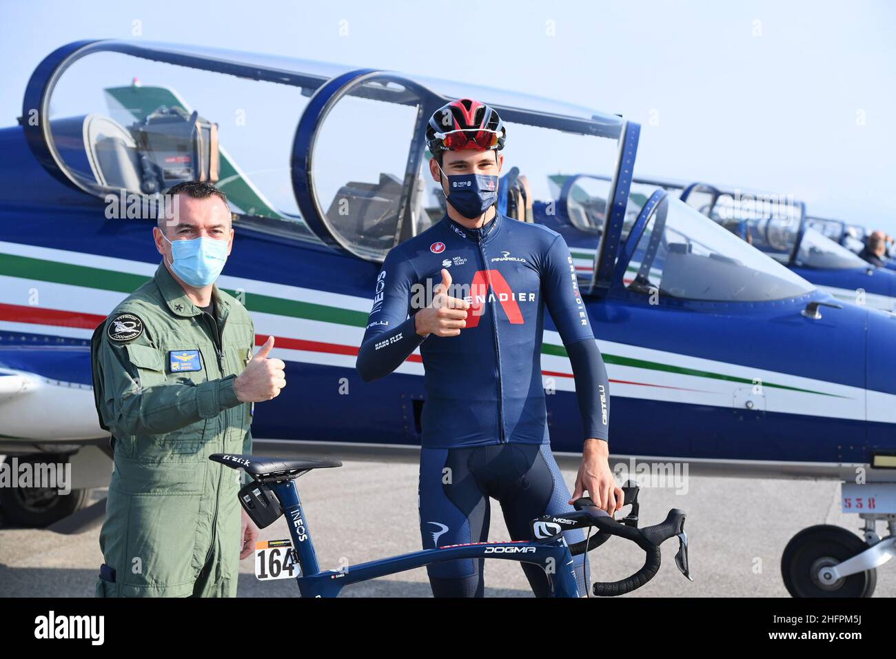 Gian Mattia D'Alberto/LaPresse 18 ottobre 2020 Italia Sport Cycling giro d'Italia 2020 - 103th edizione - Stage 15 da Air base Rivolto a Piancavallo nella foto: Marco Bertoli, Comandante secondo Stormo, GANNA Filippo( ITA )TEAM INEOS GRENADIERS Foto Stock