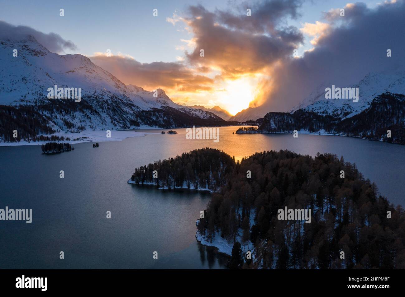 Tramonto mozzafiato sul lago Sils nella valle dell'Engadina nelle alpi nel cantone Graubunden in inverno in Svizzera Foto Stock