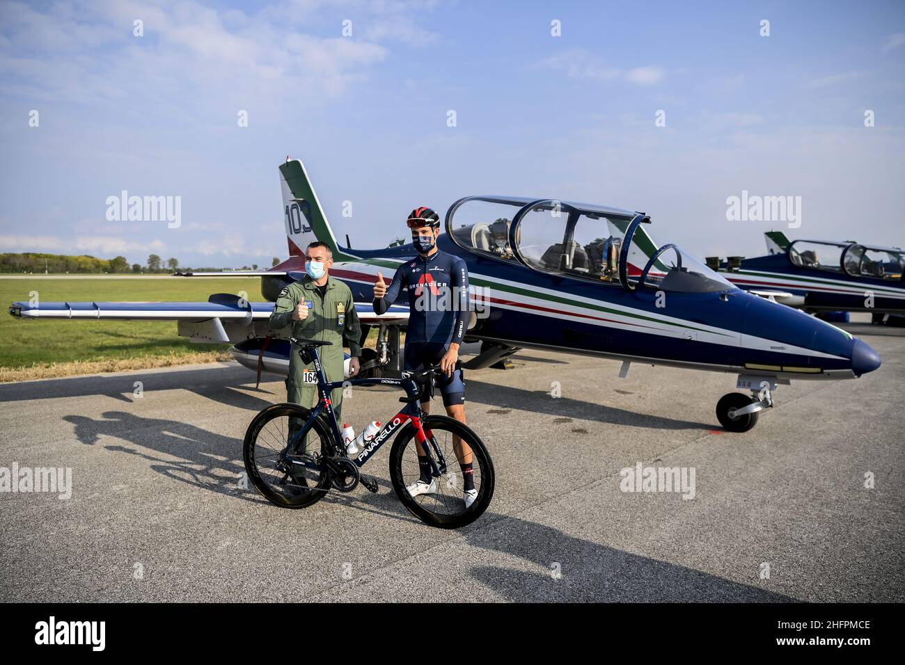 Marco Alpozzi/LaPresse 18 ottobre 2020 Italia Sport Cycling giro d'Italia 2020 - edizione 103th - Stage 15 - da Air base Rivolto a Piancavallo nella foto: Marco Bertoli, Comandante secondo Stormo, GANNA Filippo( ITA )TEAM INEOS GRENADIERS Foto Stock