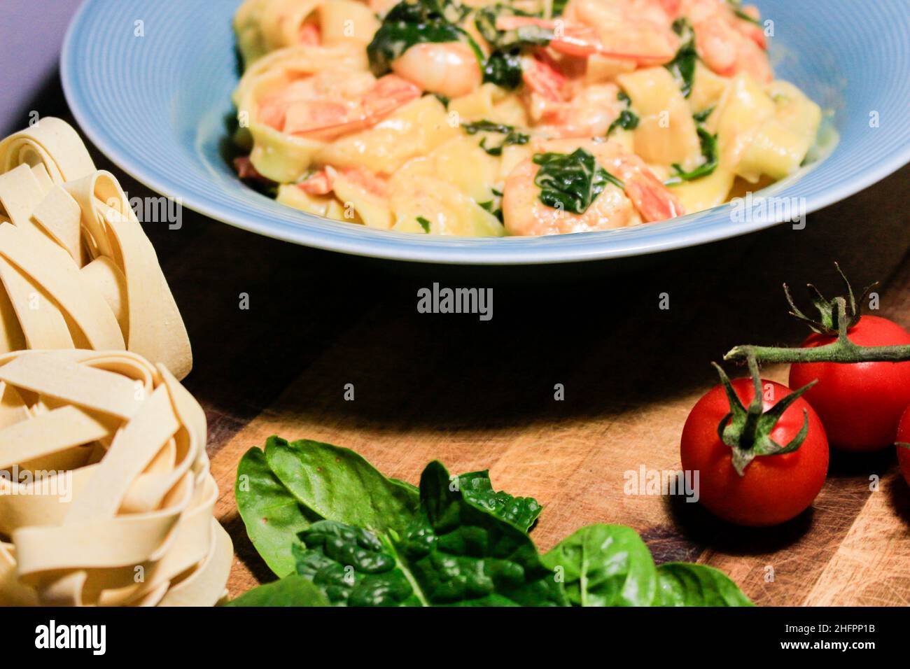 Pasta appetitosa con gamberi, pomodoro ciliegia. Cucina italiana. Foto Stock