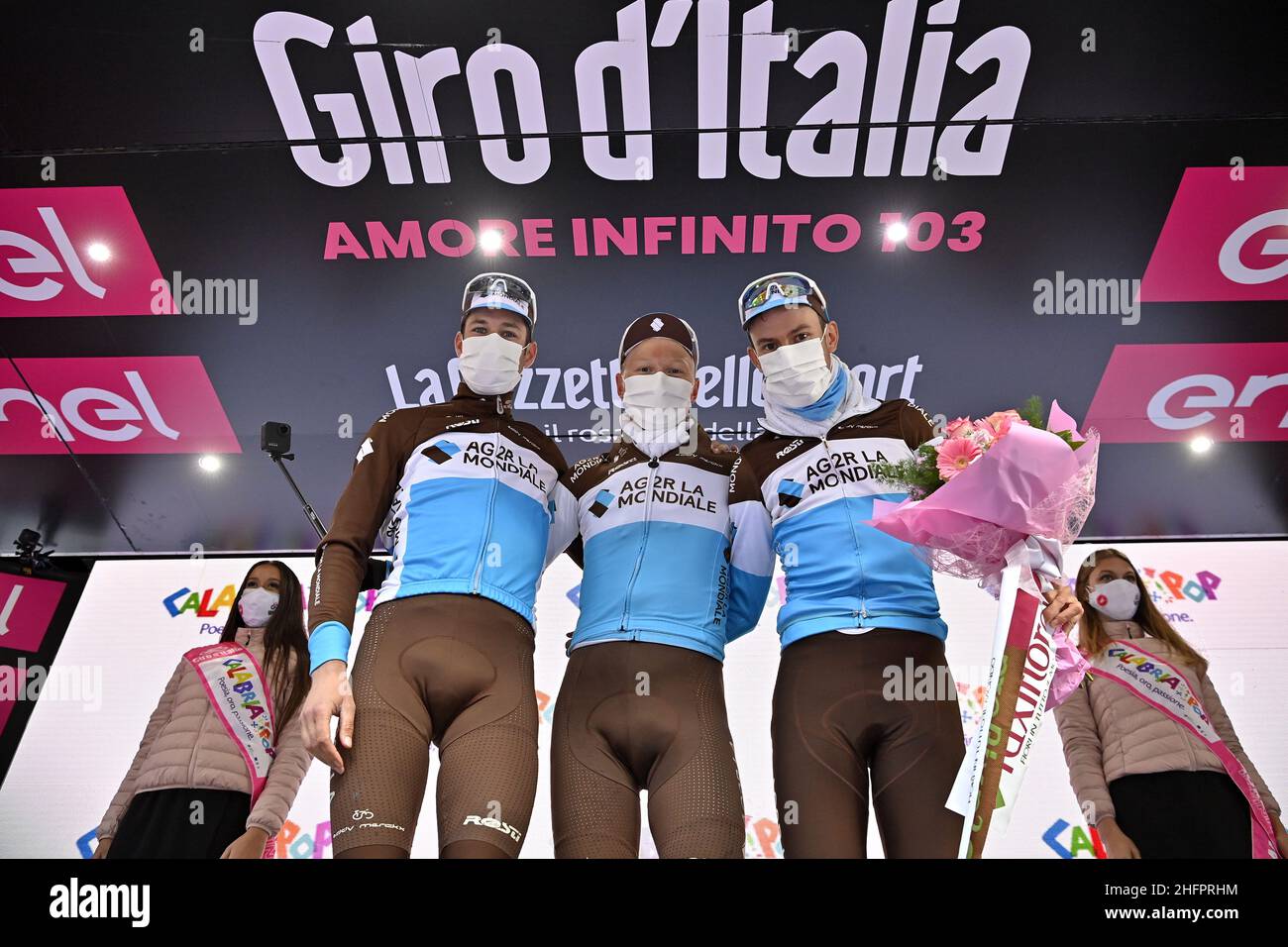 Foto Marco Alpozzi/LaPresse 21 ottobre 2020 Italia Sport Ciclismo giro d'Italia 2020 - edizione 103 - Tappa 17 - da Bassano del Grappa a Madonna di Campiglio (km 203) nella foto: AG2R LA MONDIALE teamPhoto Marco Alpozzi/LaPresse 21 ottobre 2020 Italia Sport Cycling giro d'Italia 2020 - edizione 103th - Stage 17 - da Bassano del Grappa a Madonna di Campiglio nella foto: AG2R la MONDIALE team Foto Stock