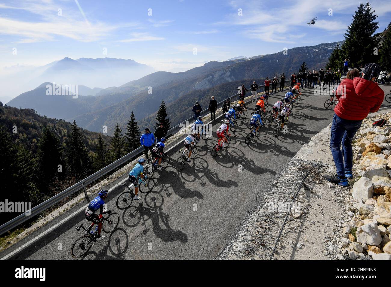 Fabio Ferrari/LaPresse 21 ottobre 2020 Italia Sport Cycling giro d'Italia 2020 - edizione 103th - Stage 17 - da Bassano del Grappa a Madonna di Campiglio nella foto: Durante la gara. Foto Stock