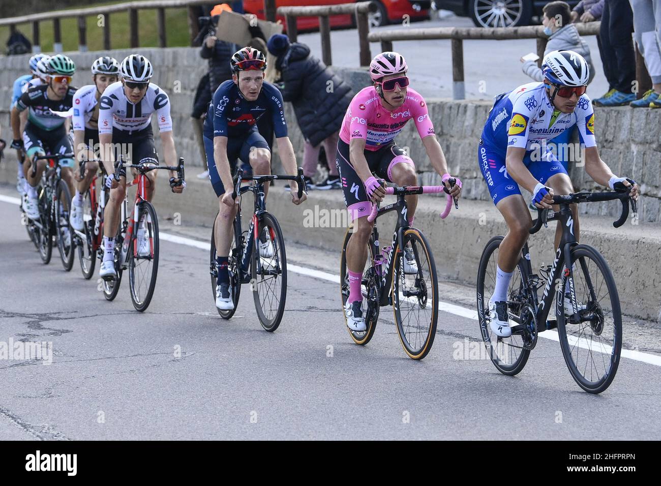 Fabio Ferrari/LaPresse 21 ottobre 2020 Italia Sport Cycling giro d'Italia 2020 - edizione 103th - Stage 17 - da Bassano del Grappa a Madonna di Campiglio nella foto: Durante la gara.Jo&#XE3;o Almeida (Deceuninck - Quick-Step) maglia rosa, Foto Stock