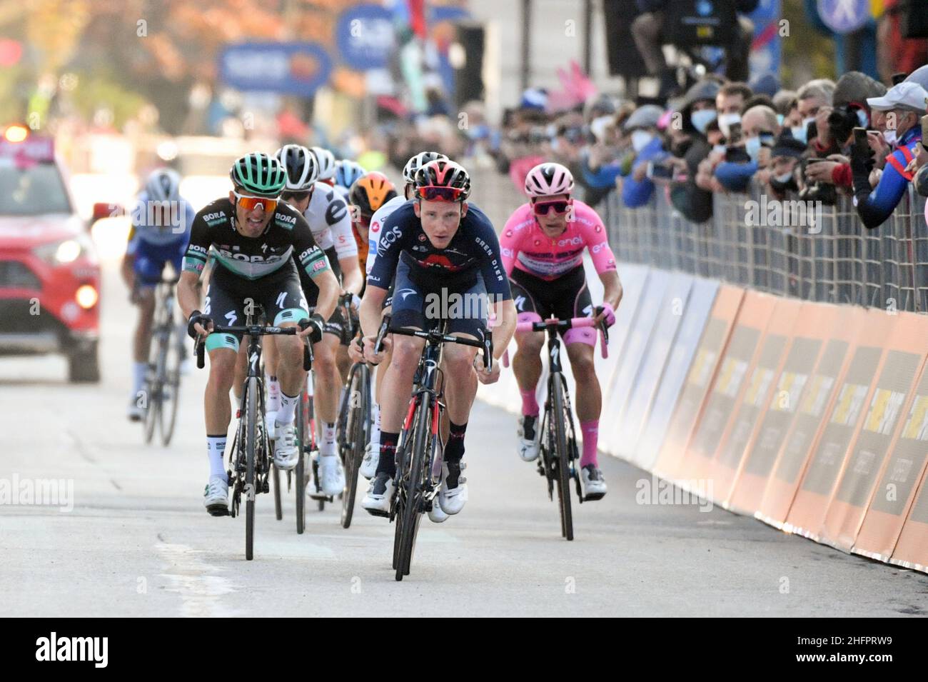 Massimo Paolone/LaPresse 21 ottobre 2020 Italia Sport Cycling giro d'Italia 2020 - edizione 103th - Stage 17 - da Bassano del Grappa a Madonna di Campiglio nella foto: L'arrivo di Jo&#XE3;o Almeida (Deceuninck - Quick-Step) maglia rosa Foto Stock