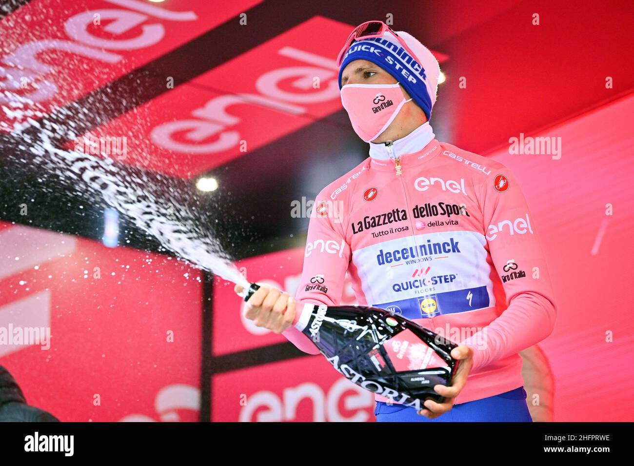 Massimo Paolone/LaPresse 21 ottobre 2020 Italia Sport Cycling giro d'Italia 2020 - edizione 103th - Stage 17 - da Bassano del Grappa a Madonna di Campiglio nella foto: Jo&#XE3;o Almeida (Deceuninck - Quick-Step) durante la cerimonia di premiazione Foto Stock