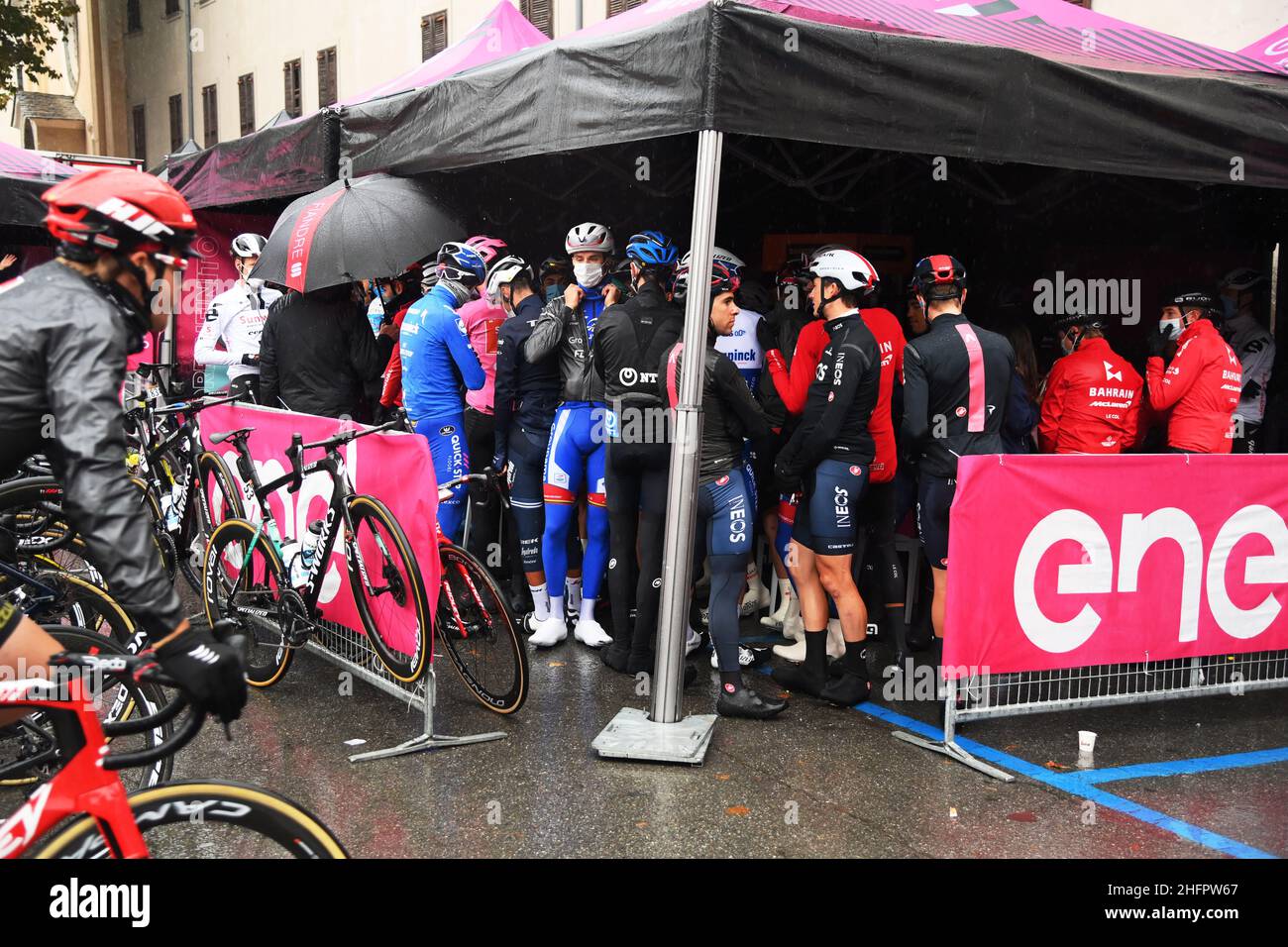 Gian Mattia D'Alberto/LaPresse 23 ottobre 2020 Italia Sport Cycling giro d'Italia 2020 - edizione 103th - Stage 19 Morbegno Asti nella foto: Pioggia Foto Stock