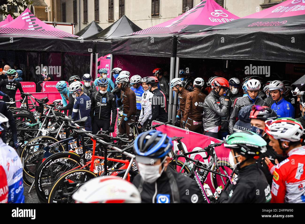 Marco Alpozzi/LaPresse 23 ottobre 2020 Italia Sport Cycling giro d'Italia 2020 - edizione 103th - Stage 19 - da Morbegno ad Asti nella foto: Piloti dopo meeting Foto Stock