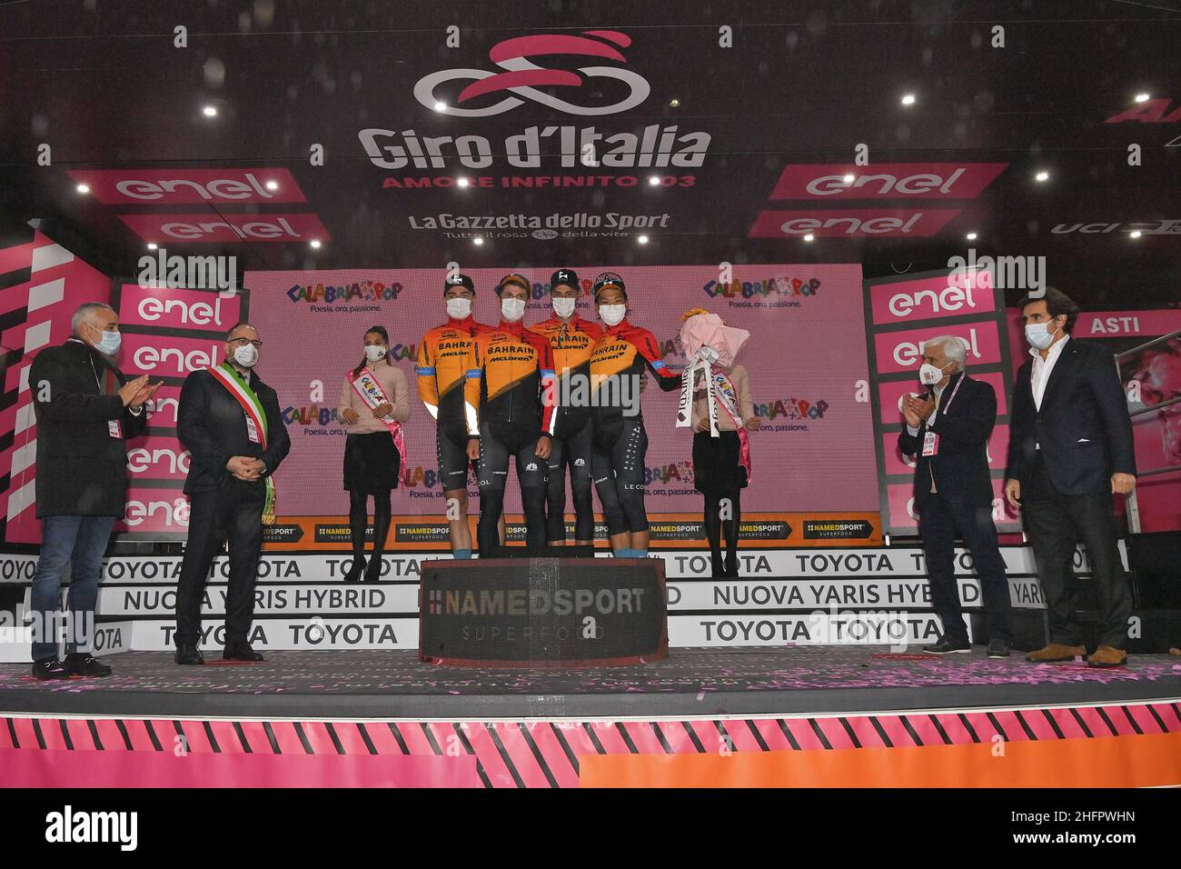 Marco Alpozzi/LaPresse 23 ottobre 2020 Italia Sport Cycling giro d'Italia 2020 - edizione 103th - Stage 19 - da Morbegno ad Asti nella foto: BAHRAIN - MCLAREN ( BRN ) Foto Stock