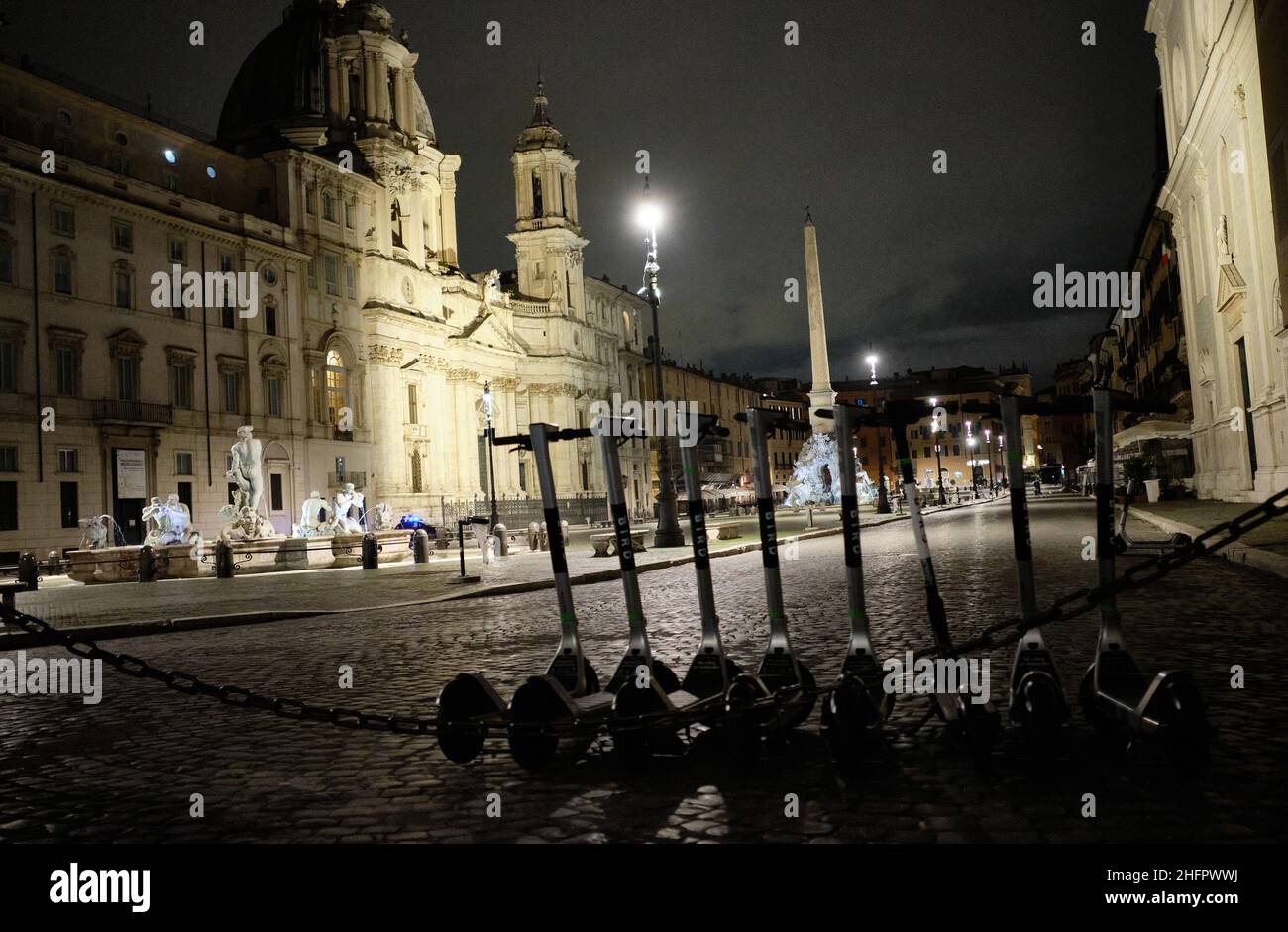 Mauro Scrobogna /LaPresse 23 ottobre 2020&#xa0; Roma, Italia News Coronavirus, emergenza sanitaria - blocco notturno e chiusura delle aree di incontro nella foto: Una Piazza Navona deserta poco dopo la mezzanotte Foto Stock