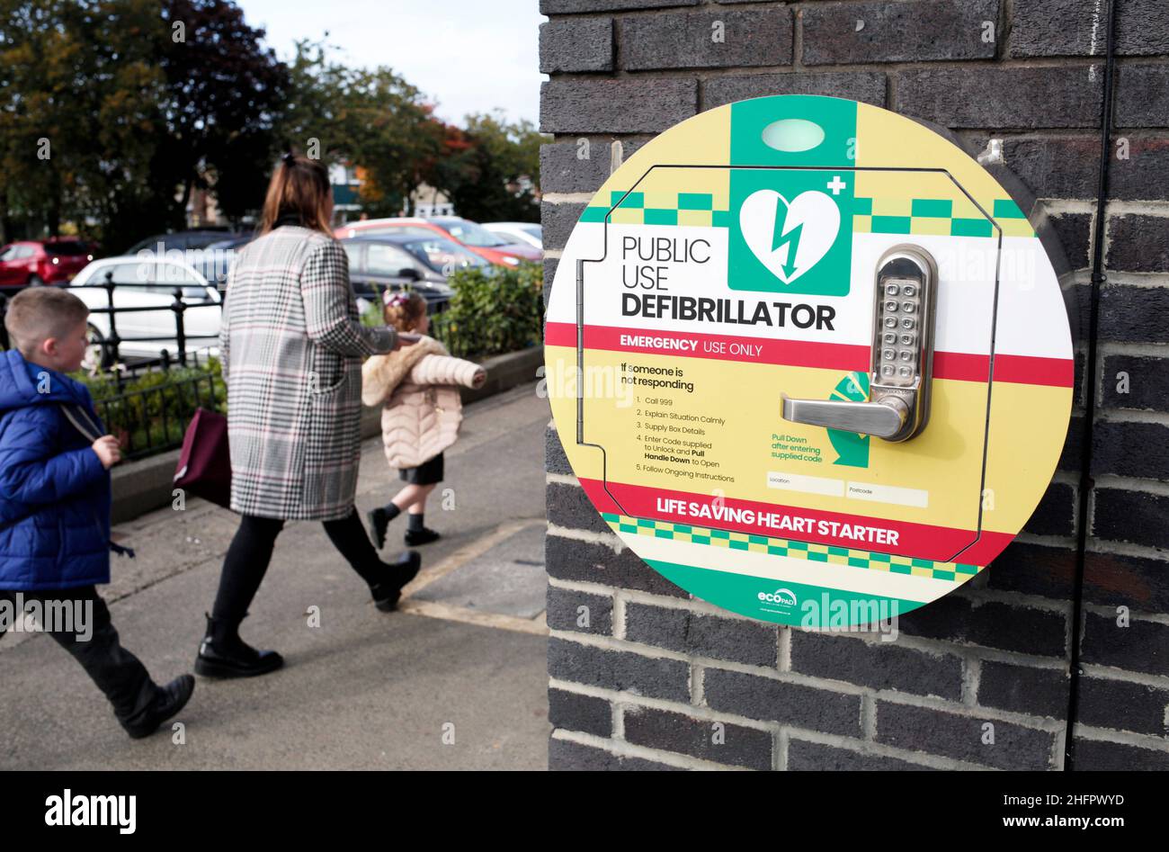 Un defibrillatore per uso pubblico a New Marske, Redcar e Cleveland, North Yorkshire, Regno Unito. Fotografia: Stuart Boulton. Foto Stock