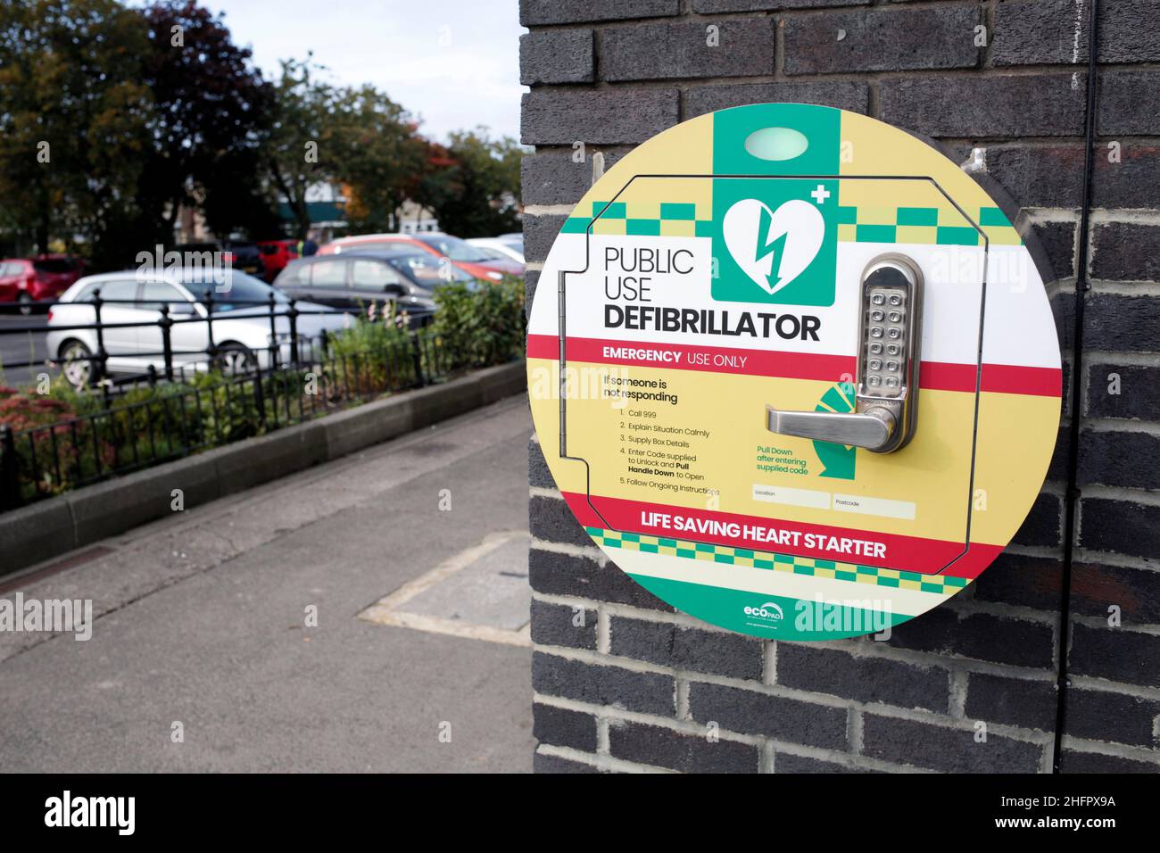 Un defibrillatore per uso pubblico a New Marske, Redcar e Cleveland, North Yorkshire, Regno Unito. Fotografia: Stuart Boulton. Foto Stock