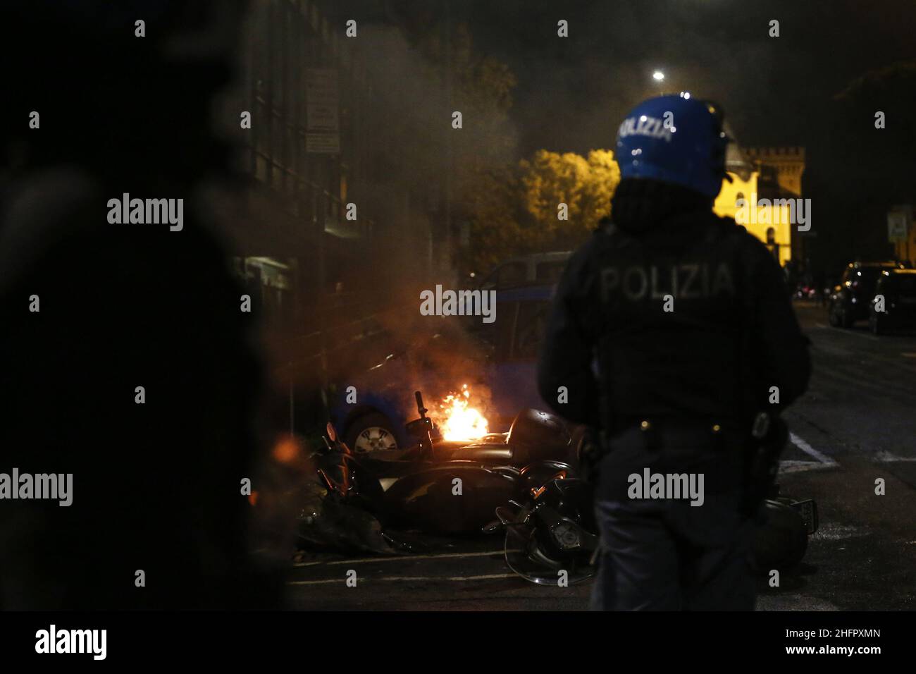 Cecilia Fabiano/LaPresse 24 ottobre 2020 Roma (Italia) News Roma, protesta di forza Nuova (estrema destra) in Piazza del Popolo nel Pic: Bombe di carta Foto Stock