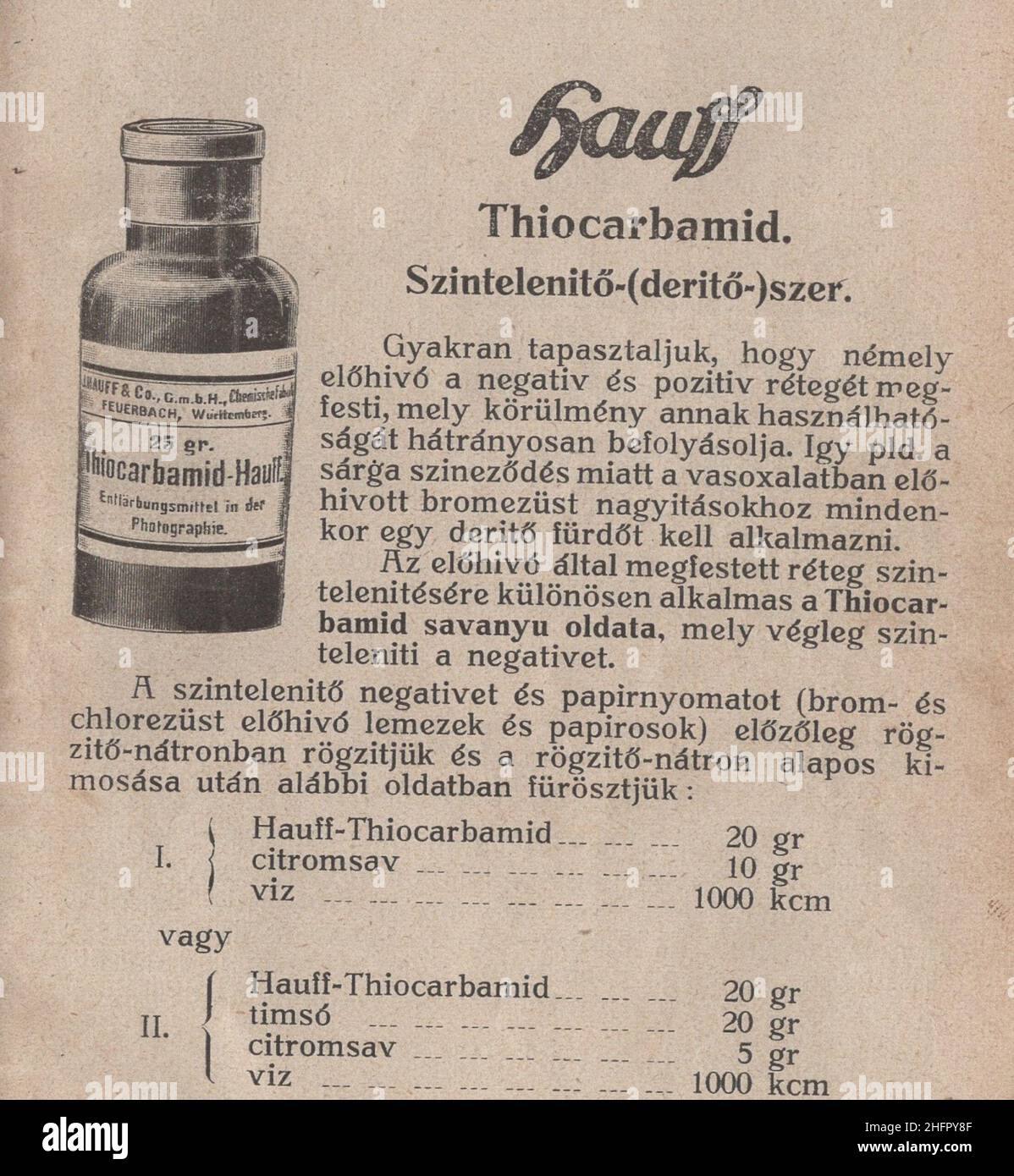 Libro di fotografia antica e rara in lingua ungherese ' Kézikönyv J. Hauff & Co, GmbH Felierbach Württemberg. Fotócikkeinek használatához. Második kiadás.' Questo marchio e catalogo è dal 1910s come Austro-Ungarico korona la valuta. Tutti i prodotti sono realizzati dalla Hauff e che è promosso qui in questo libro con descrizione e ricetta!. Alcuni di loro riccamente illustrati. Tiocarbamide. Szintelenítő ( derítő) szer. használati utasítással / Thiocarbamide. Agente colorante. Con istruzioni per l'uso diritti aggiuntivi-autorizzazioni-non disponibili Foto Stock