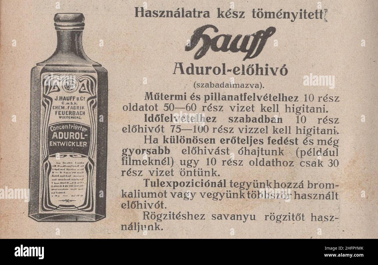 Libro di fotografia antica e rara in lingua ungherese ' Kézikönyv J. Hauff & Co, GmbH Felierbach Württemberg. Fotócikkeinek használatához. Második kiadás.' Questo marchio e catalogo è dal 1910s come Austro-Ungarico korona la valuta. Tutti i prodotti sono realizzati dalla Hauff e che è promosso qui in questo libro con descrizione e ricetta!. Alcuni di loro riccamente illustrati. Használatra kész töményített Adurol előhívó / sviluppatore Adurol concentrato pronto all'uso. Autorizzazioni-diritti-aggiuntivi-non disponibili Foto Stock