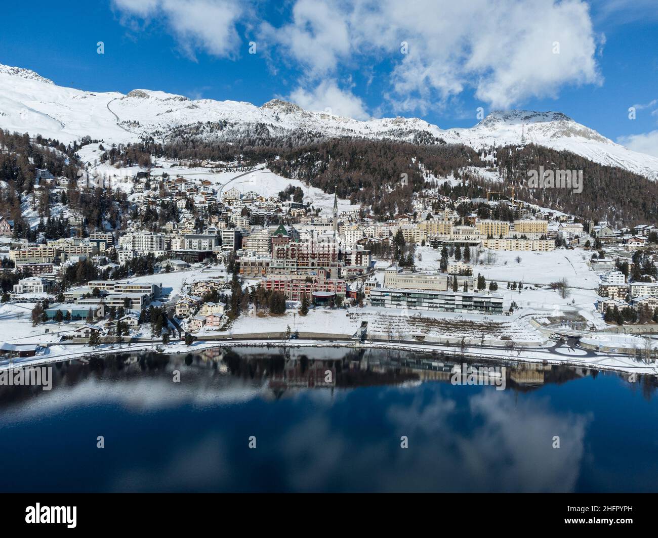 Vista aerea del famoso villaggio di Saint Moritz e del lago in una giornata invernale soleggiata nelle alpi in Svizzera, Canton Graubunden Foto Stock
