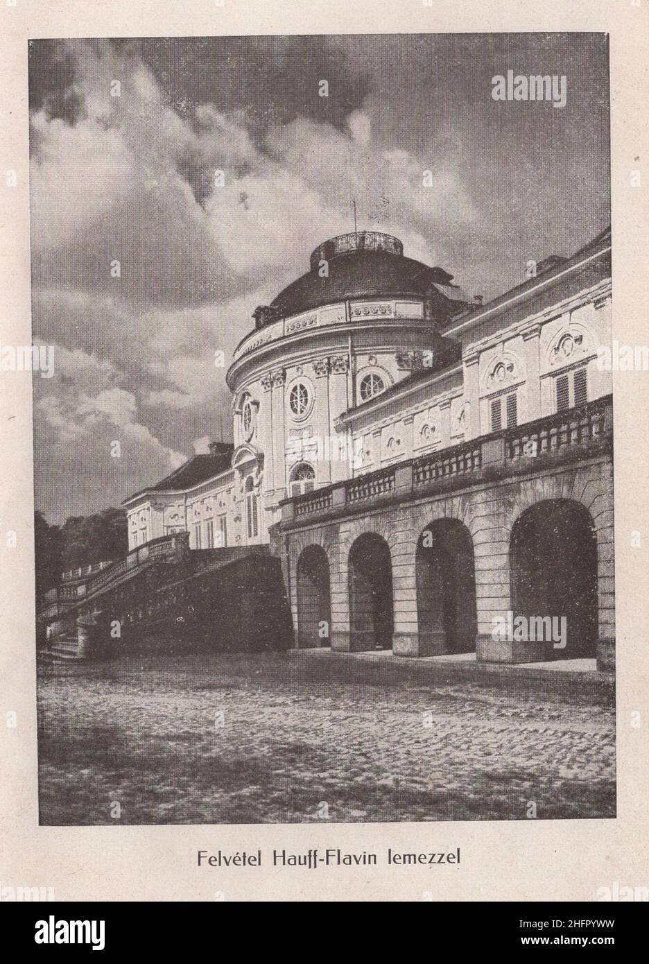 Libro di fotografia antica e rara in lingua ungherese ' Kézikönyv J. Hauff & Co, GmbH Felierbach Württemberg. Fotócikkeinek használatához. Második kiadás.' Questo marchio e catalogo è dal 1910s come Austro-Ungarico korona la valuta. Tutti i prodotti sono realizzati dalla Hauff e che è promosso qui in questo libro con descrizione e ricetta!. Alcuni di loro riccamente illustrati. Felvétel Hauff Flavin lemezzel (palota) / registrazione con una targa Hauff Flavin (palazzo) . Autorizzazioni-diritti-aggiuntivi-non disponibili Foto Stock