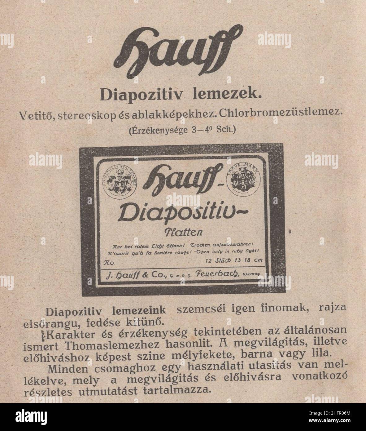 Libro di fotografia antica e rara in lingua ungherese ' Kézikönyv J. Hauff & Co, GmbH Felierbach Württemberg. Fotócikkeinek használatához. Második kiadás.' Questo marchio e catalogo è dal 1910s come Austro-Ungarico korona la valuta. Tutti i prodotti sono realizzati dalla Hauff e che è promosso qui in questo libro con descrizione e ricetta!. Alcuni di loro riccamente illustrati. Diapozitiv lemezek Vetitő, stereoskop és ablakképekhez. Chlorbromezüstlemez / diapositive per proiettore, stereoscopio e immagini di finestre. Piastra in argento clorurato con diritti aggiuntivi - non disponibile Foto Stock