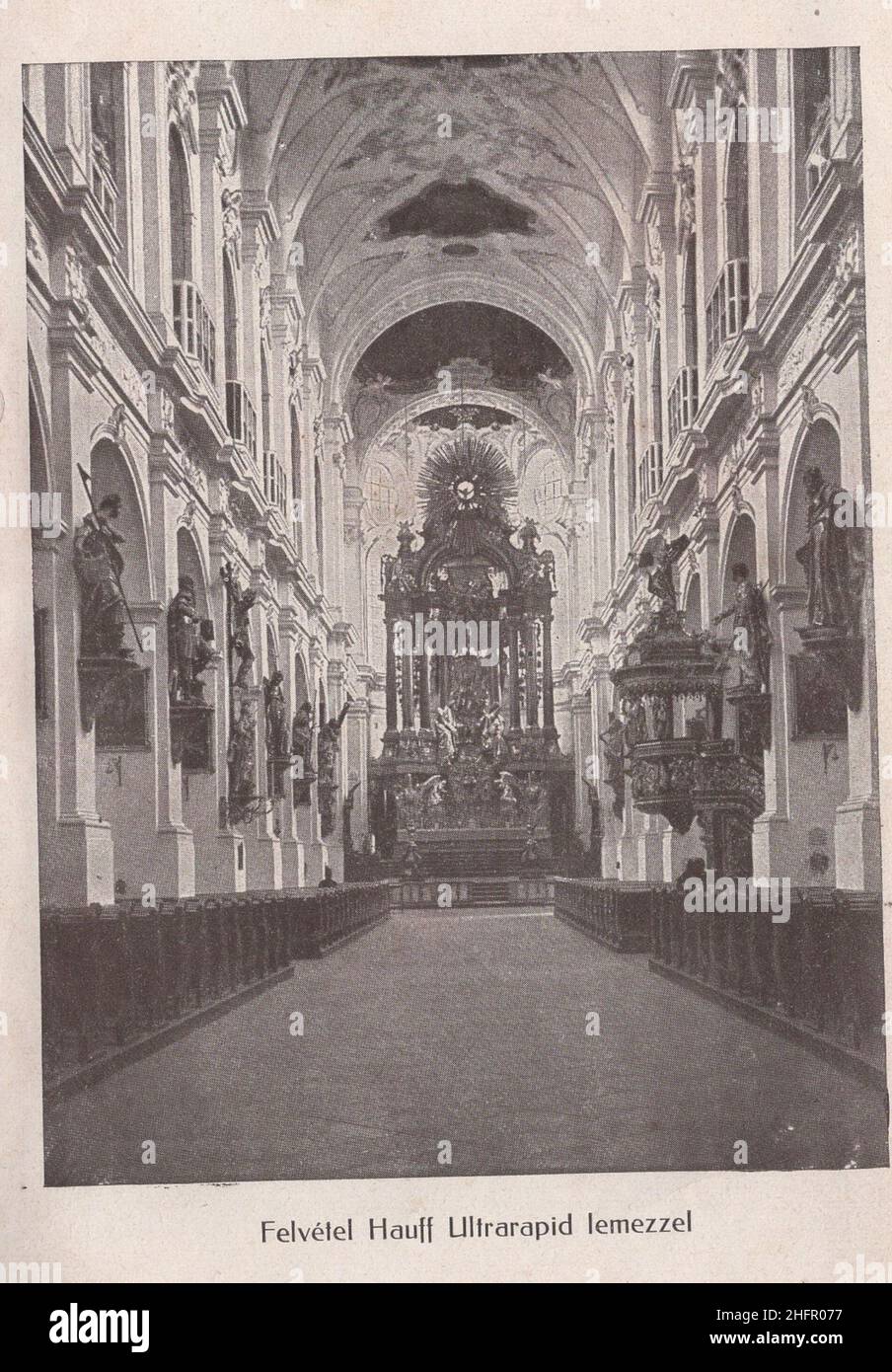 Libro di fotografia antica e rara in lingua ungherese ' Kézikönyv J. Hauff & Co, GmbH Felierbach Württemberg. Fotócikkeinek használatához. Második kiadás.' Questo marchio e catalogo è dal 1910s come Austro-Ungarico korona la valuta. Tutti i prodotti sono realizzati dalla Hauff e che è promosso qui in questo libro con descrizione e ricetta!. Alcuni di loro riccamente illustrati. Felvétel Hauff lemezzel ultrapide ( templom belső) / registrazione con Hauff piastra ultrapide (interno della chiesa). Autorizzazioni-diritti-aggiuntivi-non disponibili Foto Stock