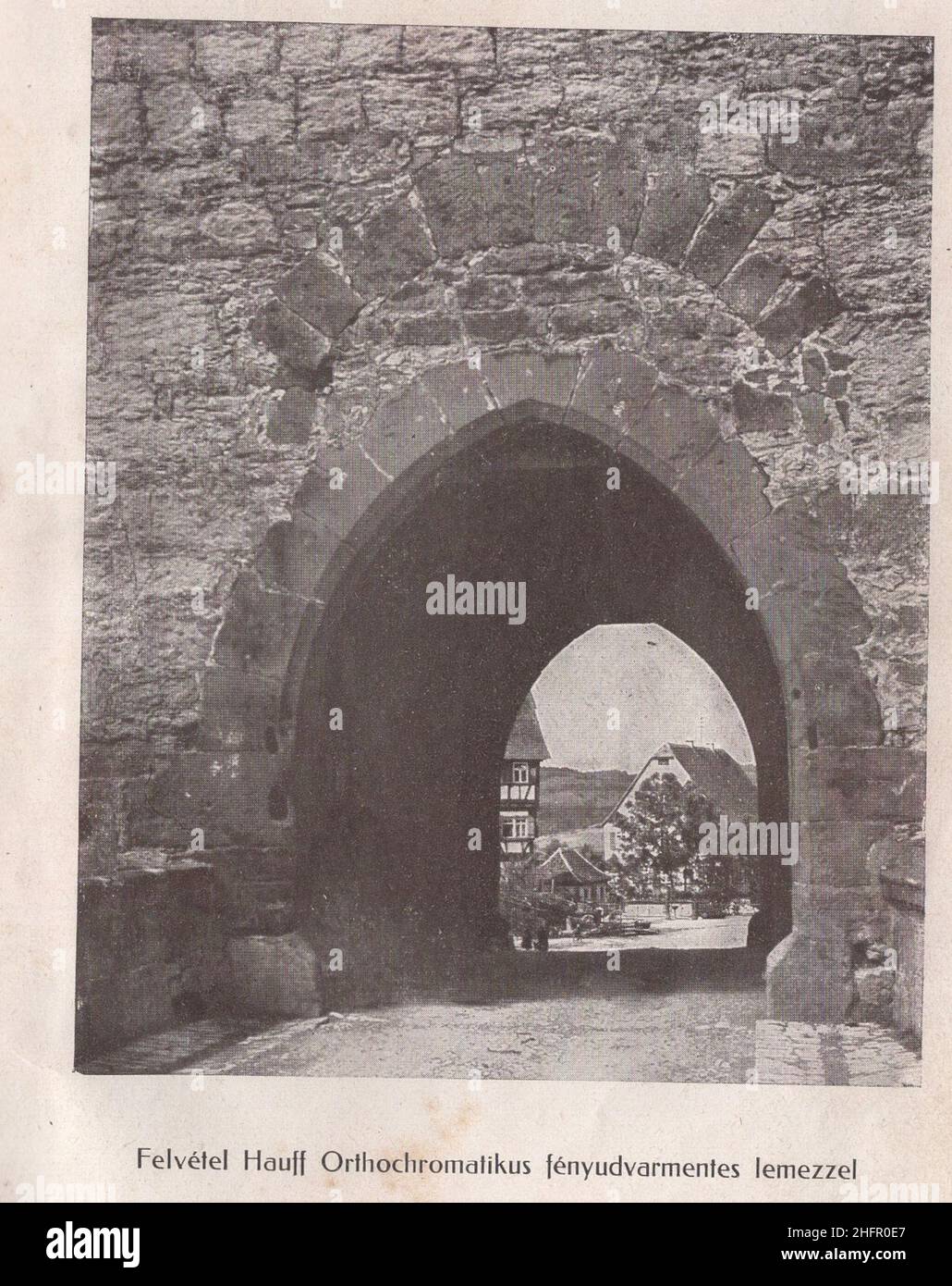 Libro di fotografia antica e rara in lingua ungherese ' Kézikönyv J. Hauff & Co, GmbH Felierbach Württemberg. Fotócikkeinek használatához. Második kiadás.' Questo marchio e catalogo è dal 1910s come Austro-Ungarico korona la valuta. Tutti i prodotti sono realizzati dalla Hauff e che è promosso qui in questo libro con descrizione e ricetta!. Alcuni di loro riccamente illustrato.Felvétel Hauff Orthocromatikus fényudvarmentes lemezzel / registrazione fotografica con Hauff Orthocromatic Courtyard-free plate. Autorizzazioni-diritti-aggiuntivi-non disponibili Foto Stock