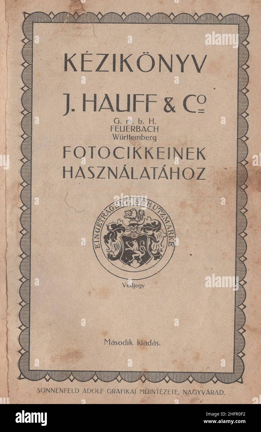Libro di fotografia antica e rara in lingua ungherese ' Kézikönyv J. Hauff & Co, GmbH Felierbach Württemberg. Fotócikkeinek használatához. Második kiadás.' Questo marchio e catalogo è dal 1910s come Austro-Ungarico korona la valuta. Tutti i prodotti sono realizzati dalla Hauff e che è promosso qui in questo libro con descrizione e ricetta!. Alcuni di loro riccamente illustrati. Pagina del titolo del libro ulteriori-diritti-clearences-not available Foto Stock