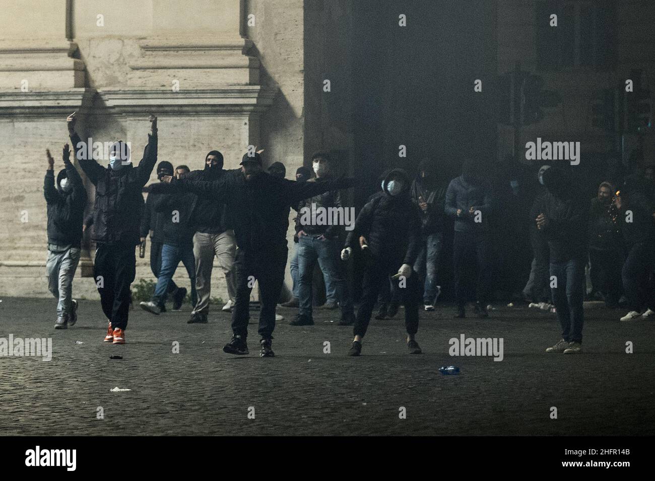 Roberto Monaldo / LaPresse 27-10-2020 Roma (Italia) protesta contro il decreto governativo sulle misure anti Covid-19 nel pic Un momento della protesta Foto Stock