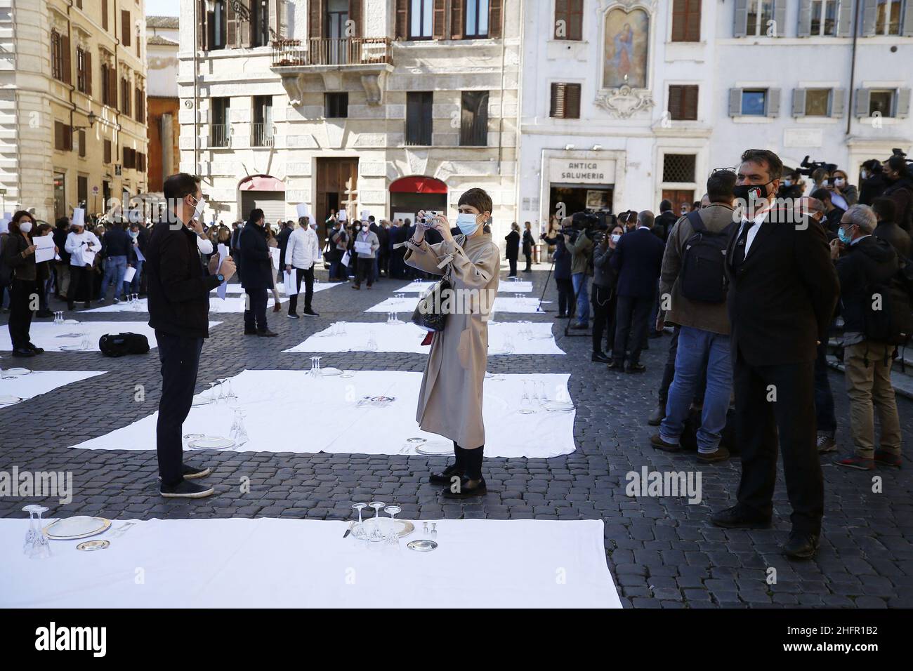 Cecilia Fabiano/LaPresse 28 ottobre 2020 Roma (Italia) News gli operatori del settore della ristorazione protestano contro le nuove restrizioni del Covid-19 nel Pic : la manifestazione davanti al Pantheon Foto Stock
